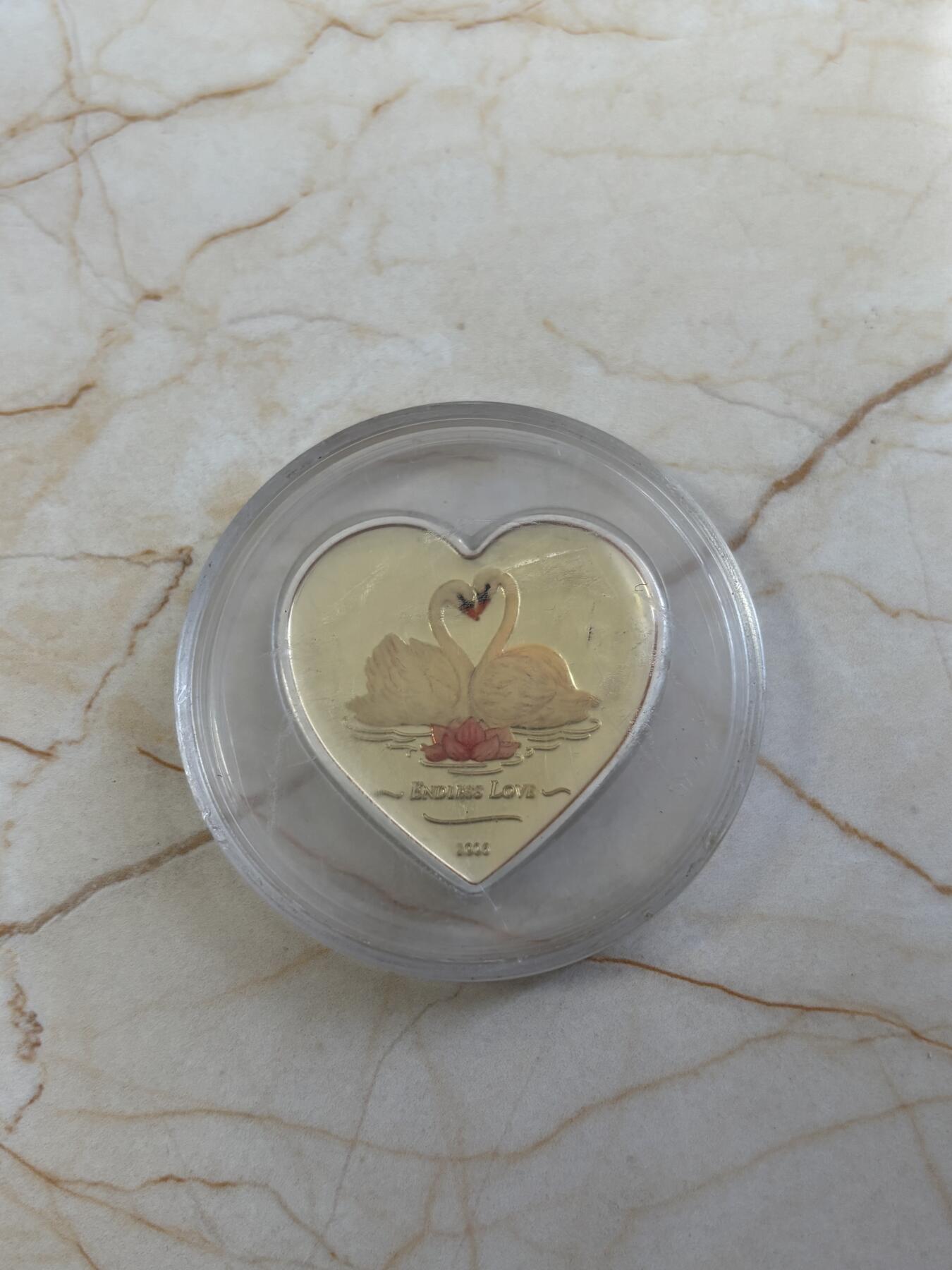 第185期拍卖 利比里亚2006年白天鹅爱情桃心形彩色纪念银币，925银，25克，发行2500枚