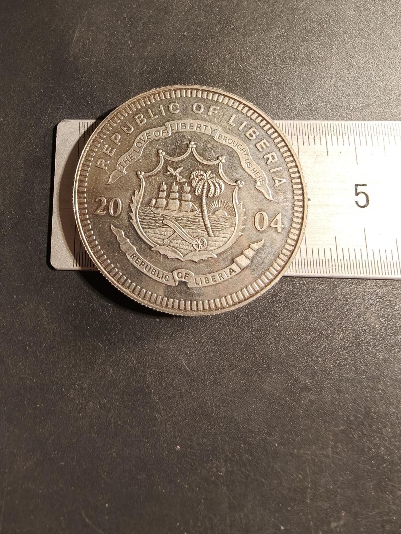 老王徽章第169期 利比里亚共和国发行的面值5美元的纪念币，主题为“新梵蒂冈硬币”    直径40mm.     重量28.5g