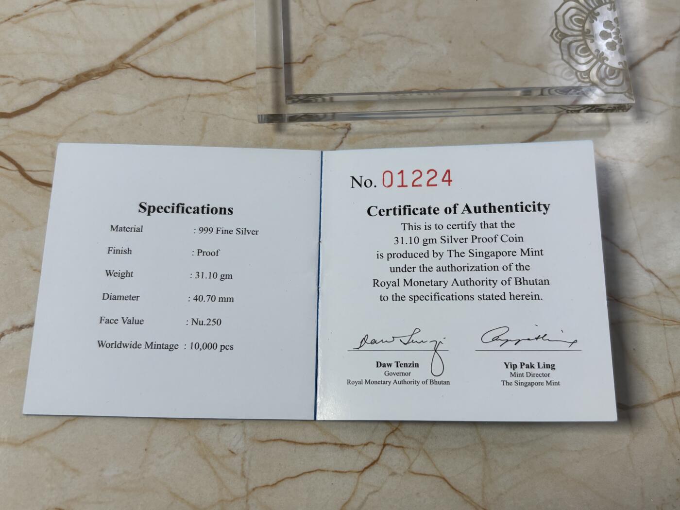 第185期拍卖 不丹2014年世界佛教-越南弥勒佛凹凸曲面1盎司彩色精制纪念银币 ，999银，发行量10000枚，新加坡造币厂首枚也是唯一的1枚凹凸双曲面纪念银币