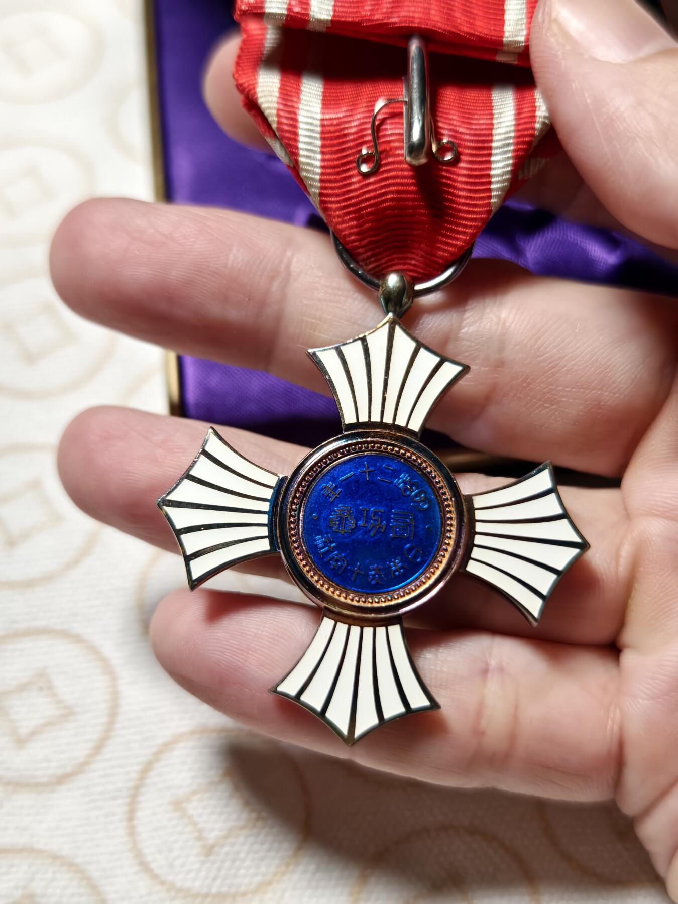 抚柳草堂-首期章牌钱币 限时免佣 满百包邮 放漏专场 赤十字金色有功章 银质七宝烧 工艺很好品相也很好 重33.9g