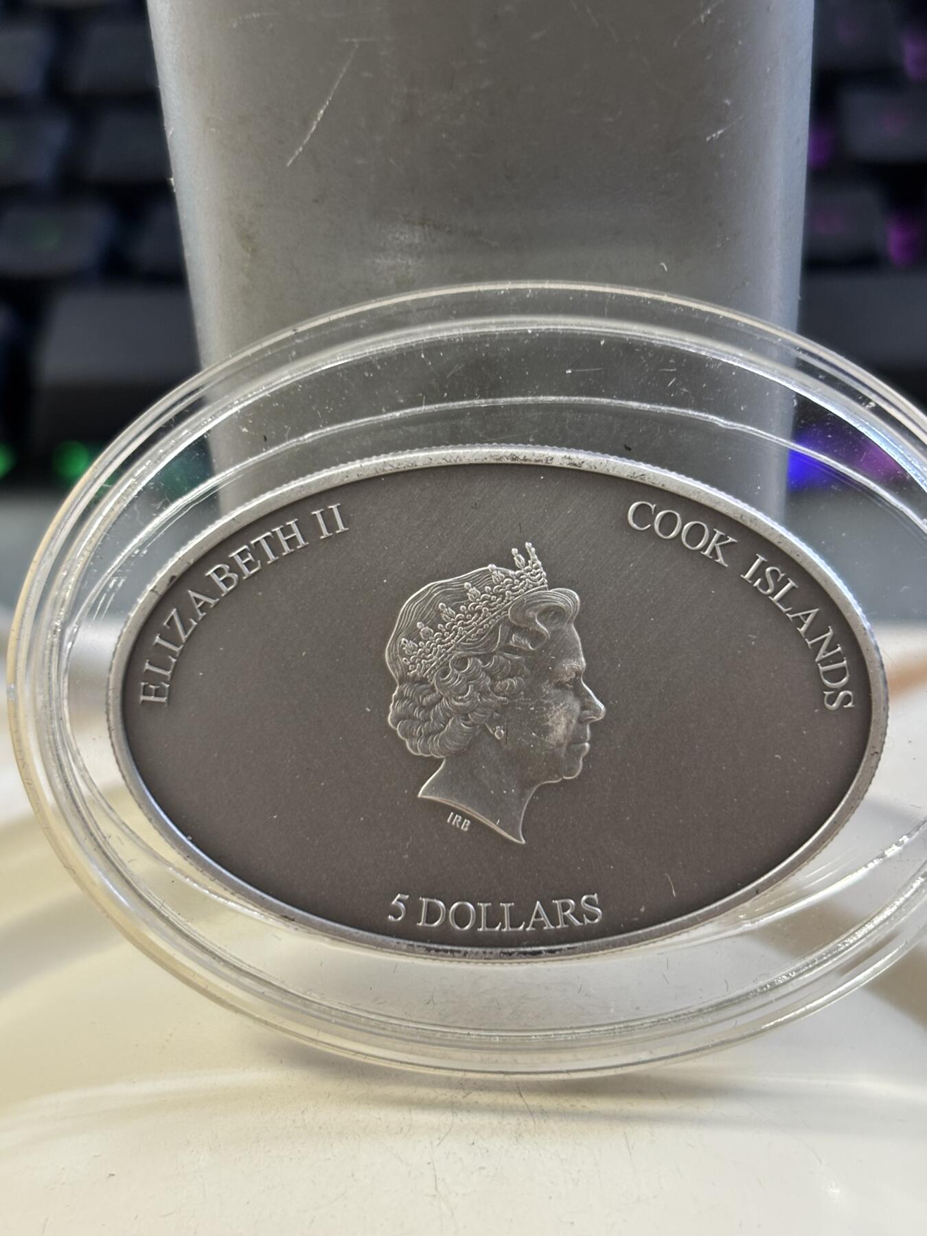 第185期拍卖 库克群岛2012年纳米芯片系列(1)–西斯廷教堂《创世纪》壁画椭圆形仿古纪念银币，999银，25克，发行999枚