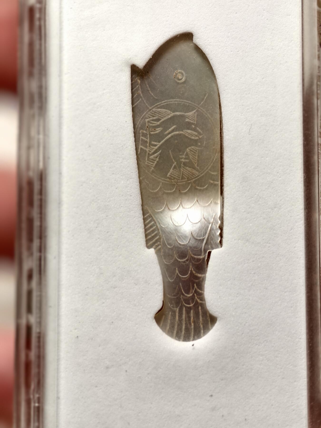 抚柳草堂-首期章牌钱币 限时免佣 满百包邮 放漏专场 清末广东十三行手工雕刻鱼型螺钿筹码 华夏82分