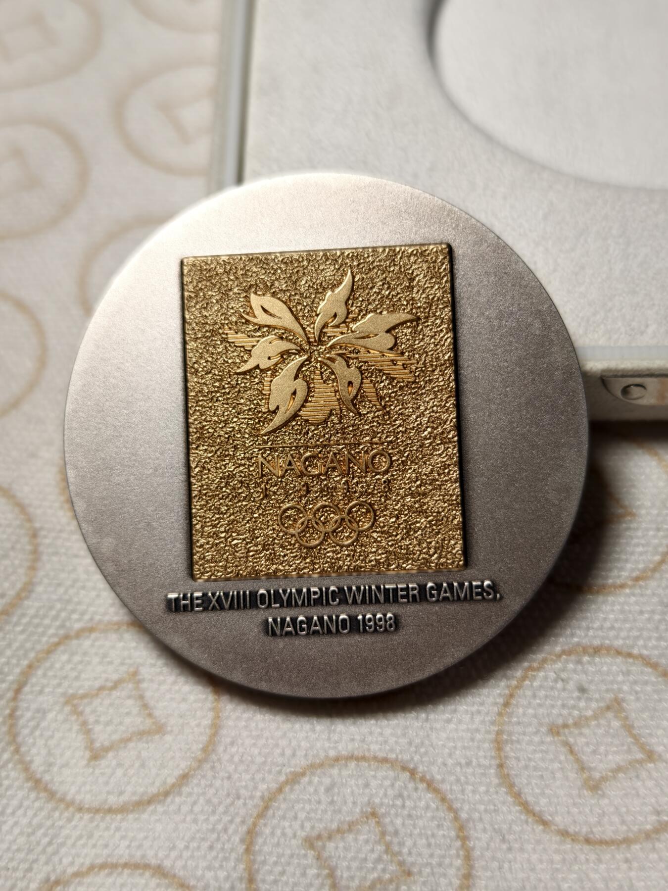 抚柳草堂-首期章牌钱币 限时免佣 满百包邮 放漏专场 1998年长野冬奥会纪念币二次发行大银章 120g纯银材质局部镀金 原盒带证 品相完美