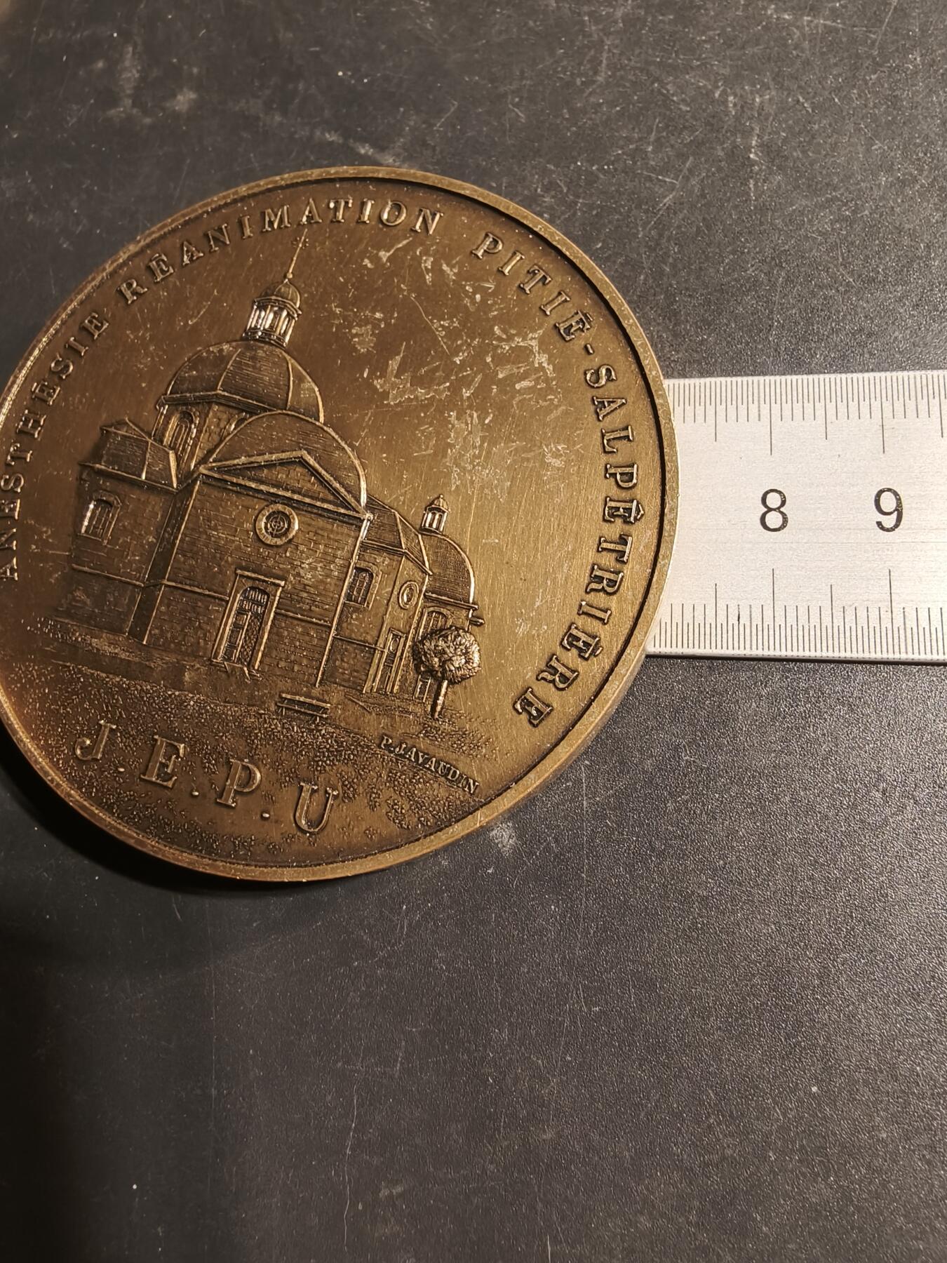 老王徽章第169期 法国巴黎皮提耶-萨尔佩特里埃医院麻醉与复苏科大铜章    直径72mm.     重量205.3g