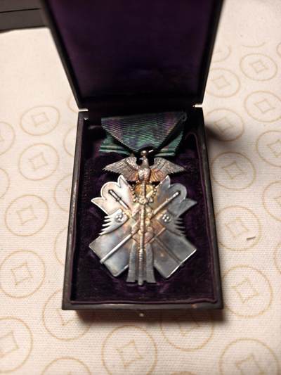 抚柳草堂-首期章牌钱币 限时免佣 满百包邮 放漏专场 - 七鸟 勋七级金鵄章 银质局部镀金 品相如图