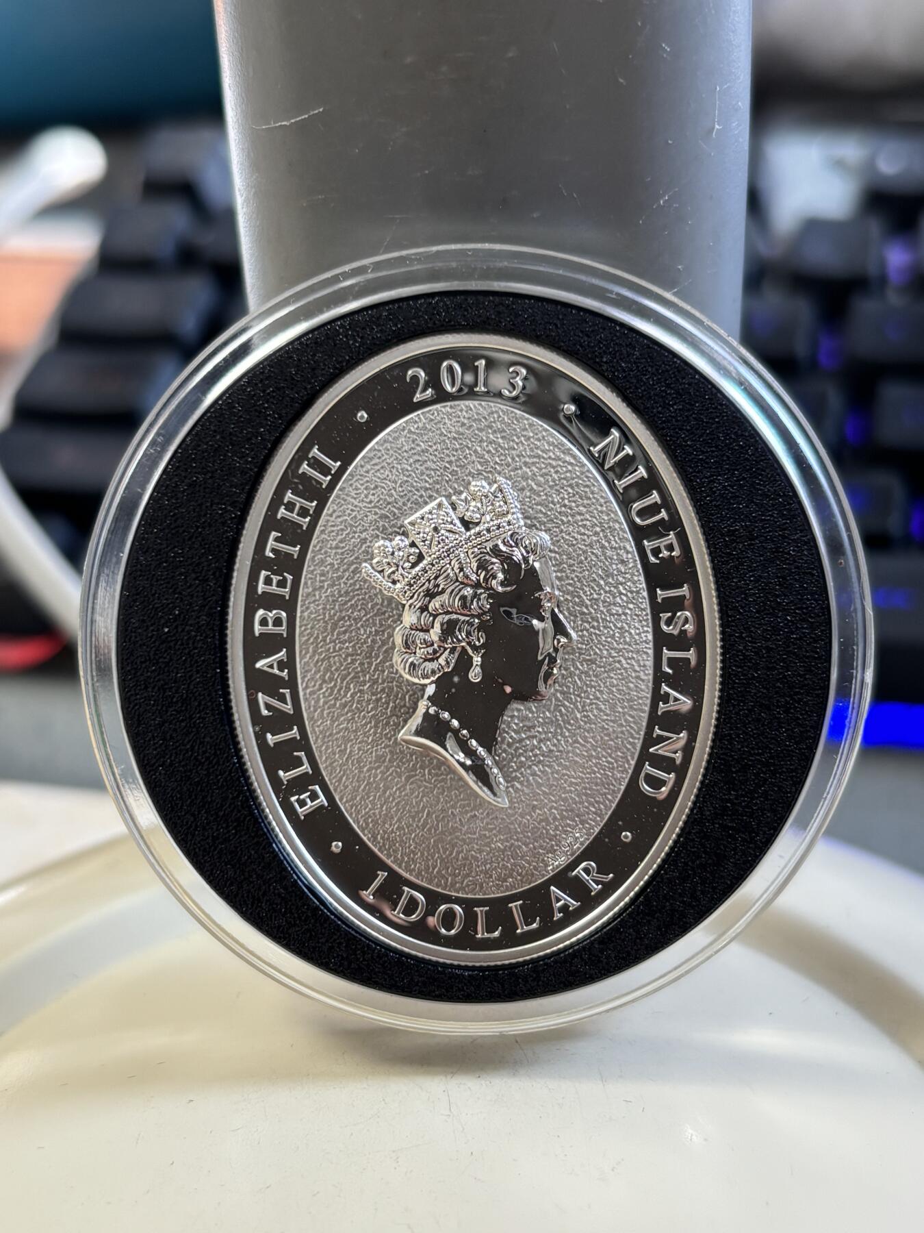 第185期拍卖 纽埃2013年十二生肖蛇彩色椭圆纪念银币，999银，28克