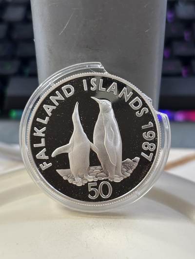 第185期拍卖 - 福克兰1987年野生动物基金会系列企鹅精制纪念银币，925银，28.28克，发行25000枚，塑料盒有破【银价378】