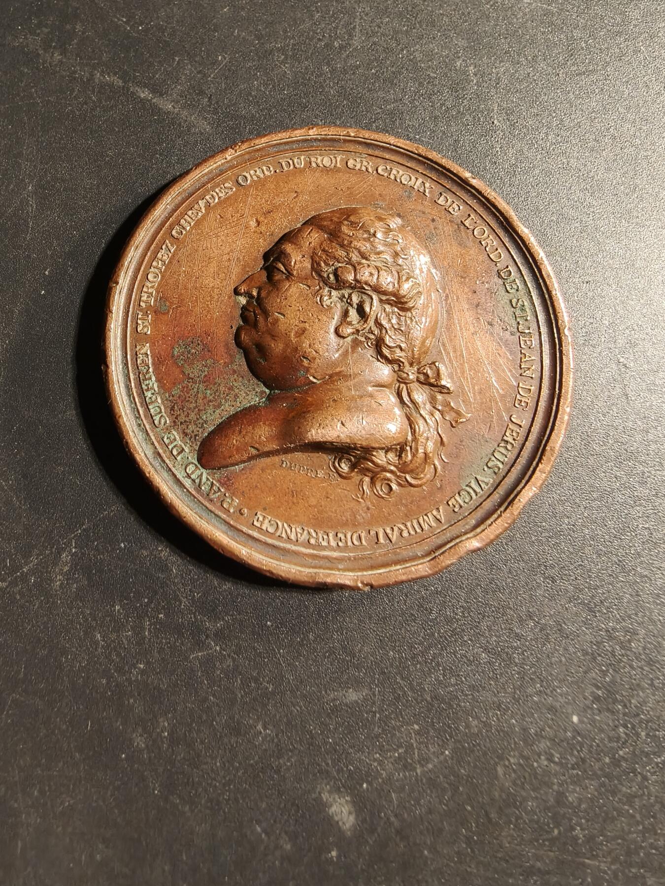 老王徽章第169期 法国1784年海军上将皮埃尔·安德烈·德·苏弗朗·德·圣特罗佩印度洋战胜英军大铜章    背面纪念了苏弗朗在印度洋战役中的关键成就，包括在开普敦抵御英军入侵、攻占亭可马里以及解放古德洛尔等，这些胜利巩固了法国在印度的地位      直径50mm.   重量55.3g 