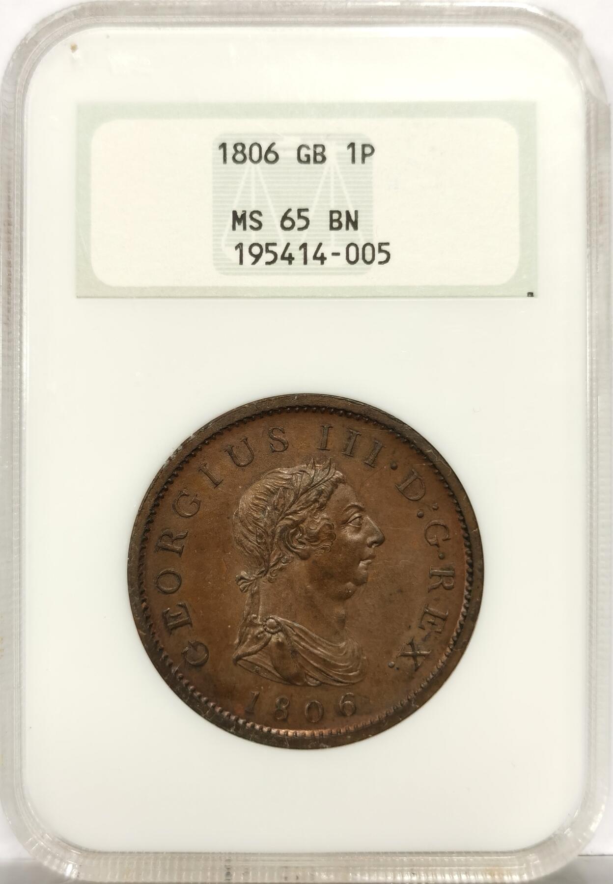 博洋堂世界钱币拍卖第151期（全场包邮） NGC MS65BN 超级高分1806英国乔三1便士大铜，SOHO铸造的经典款，ktichler雕模，采用新模具垫圈铸造，温润厚重的巧克力色光泽，代表了铜币最理想的保存状态。GEM状态的更是极为难得。此枚底板几近无暇，状态堪称此品种过手最佳状态。最早期的NGC的面包小绿盒含金量相当高，砸盒重评有机会冲击66分。英系中的大热品种。外拍到手普遍都得4500左右了，盒子有一小磕
