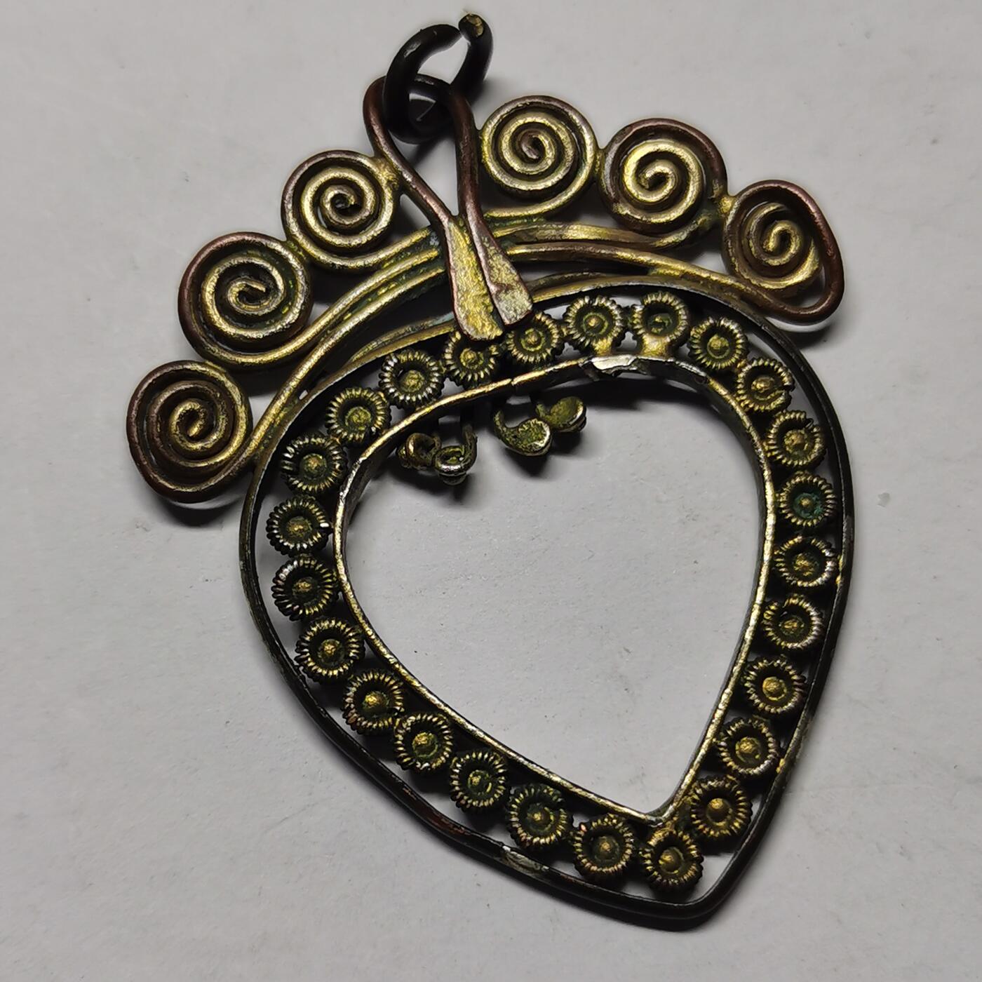 杂件专场88期 民国时期心形铜鎏金吊坠，掐丝珠非常精美