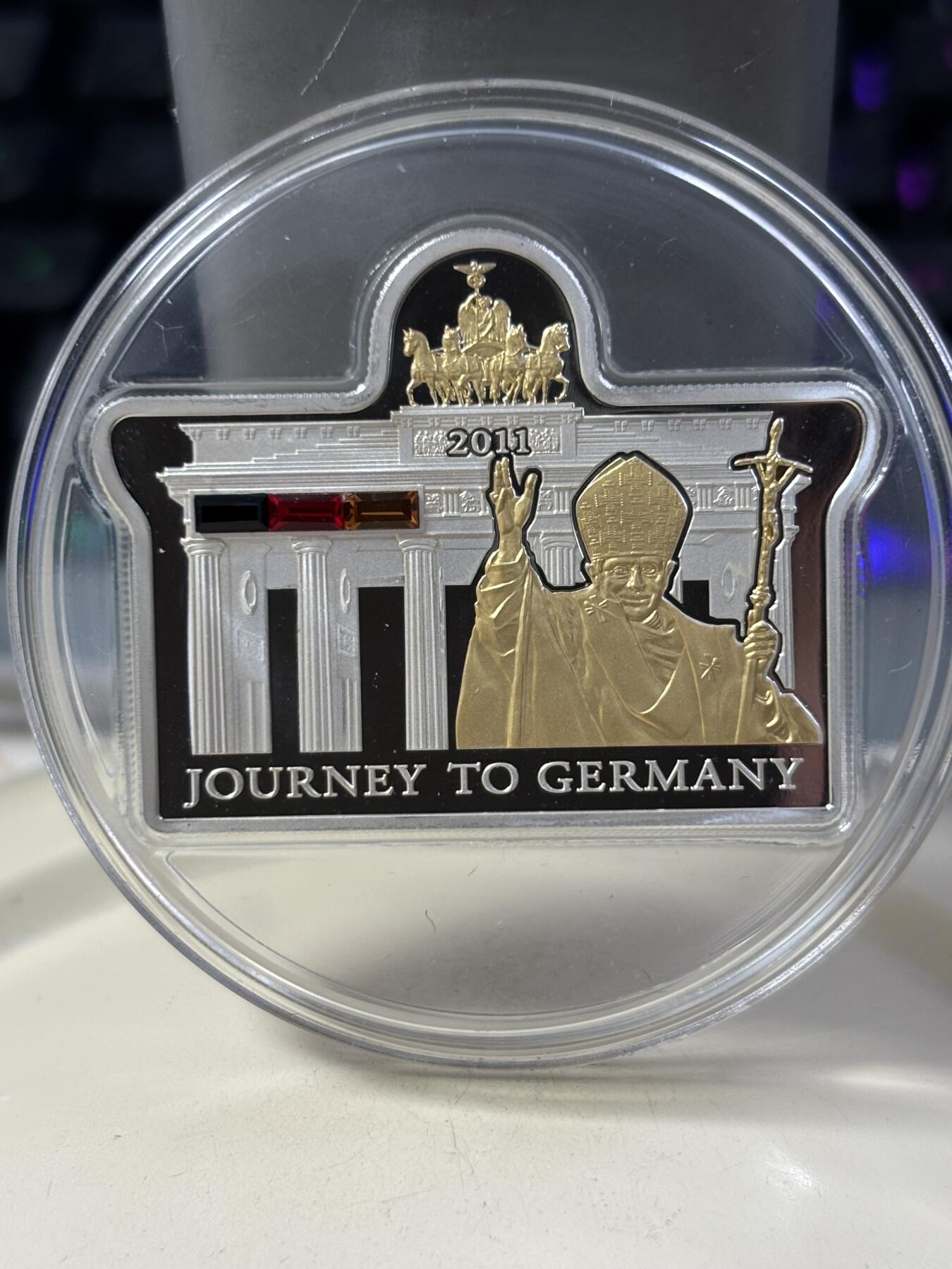 第185期拍卖 库克2011年教皇访问德国异形镶嵌水晶镀金银币，925银，25克，发行5000枚