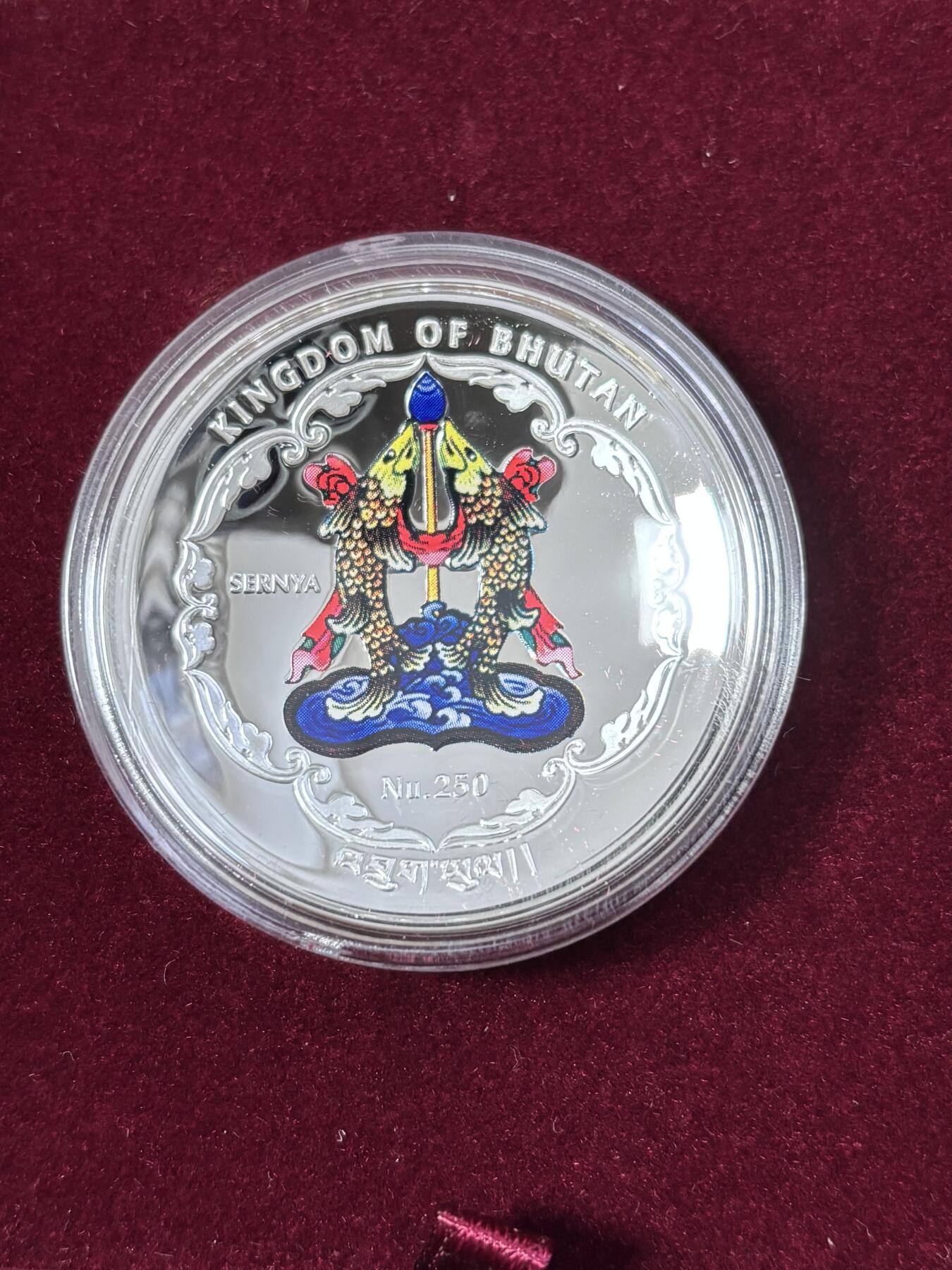 第185期拍卖 不丹2014年世界佛教-越南弥勒佛凹凸曲面1盎司彩色精制纪念银币 ，999银，发行量10000枚，新加坡造币厂首枚也是唯一的1枚凹凸双曲面纪念银币