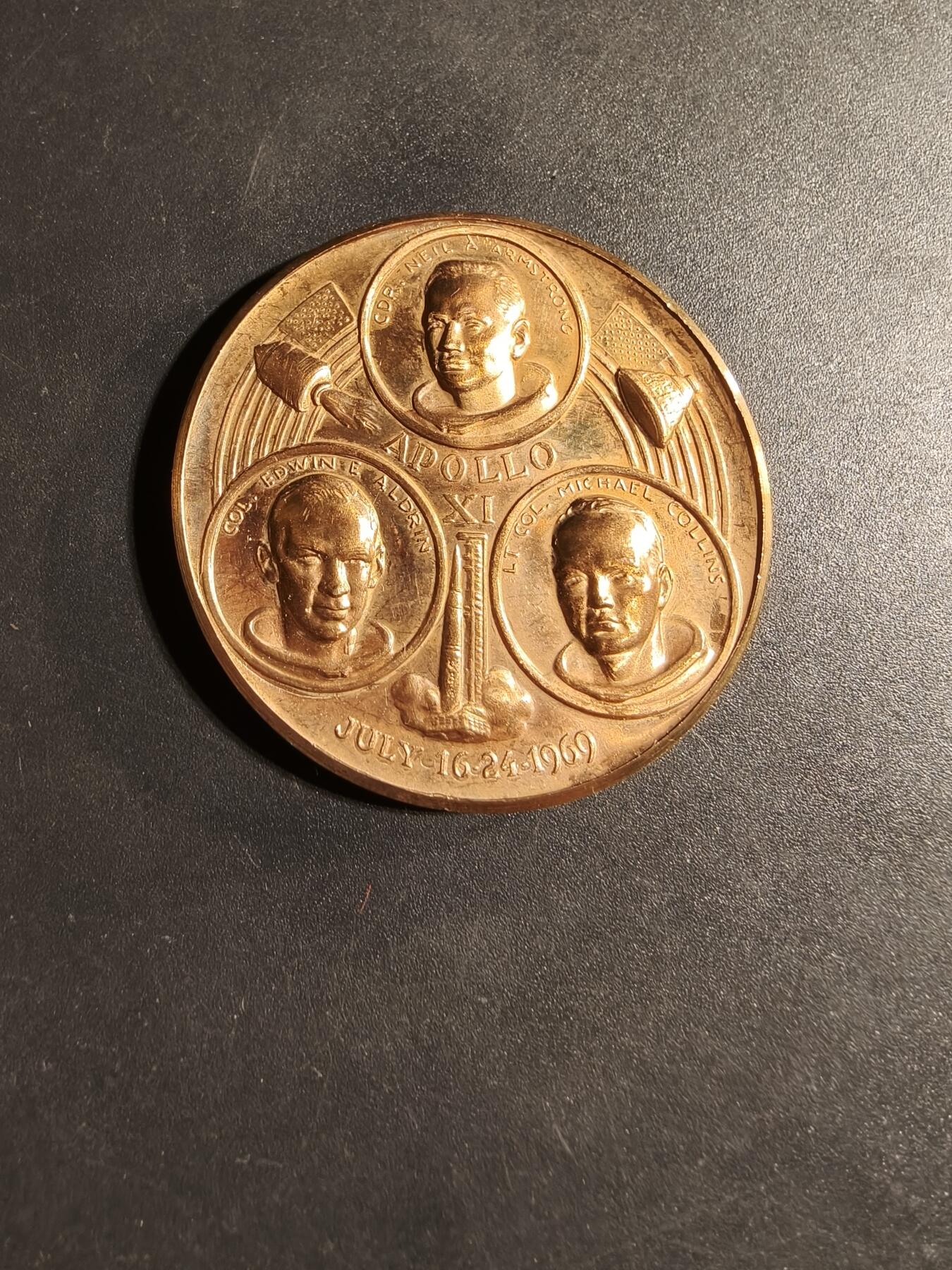 老王徽章第169期 美国阿波罗11号登月纪念章      编号007452      直径39mm.    重量22.9g