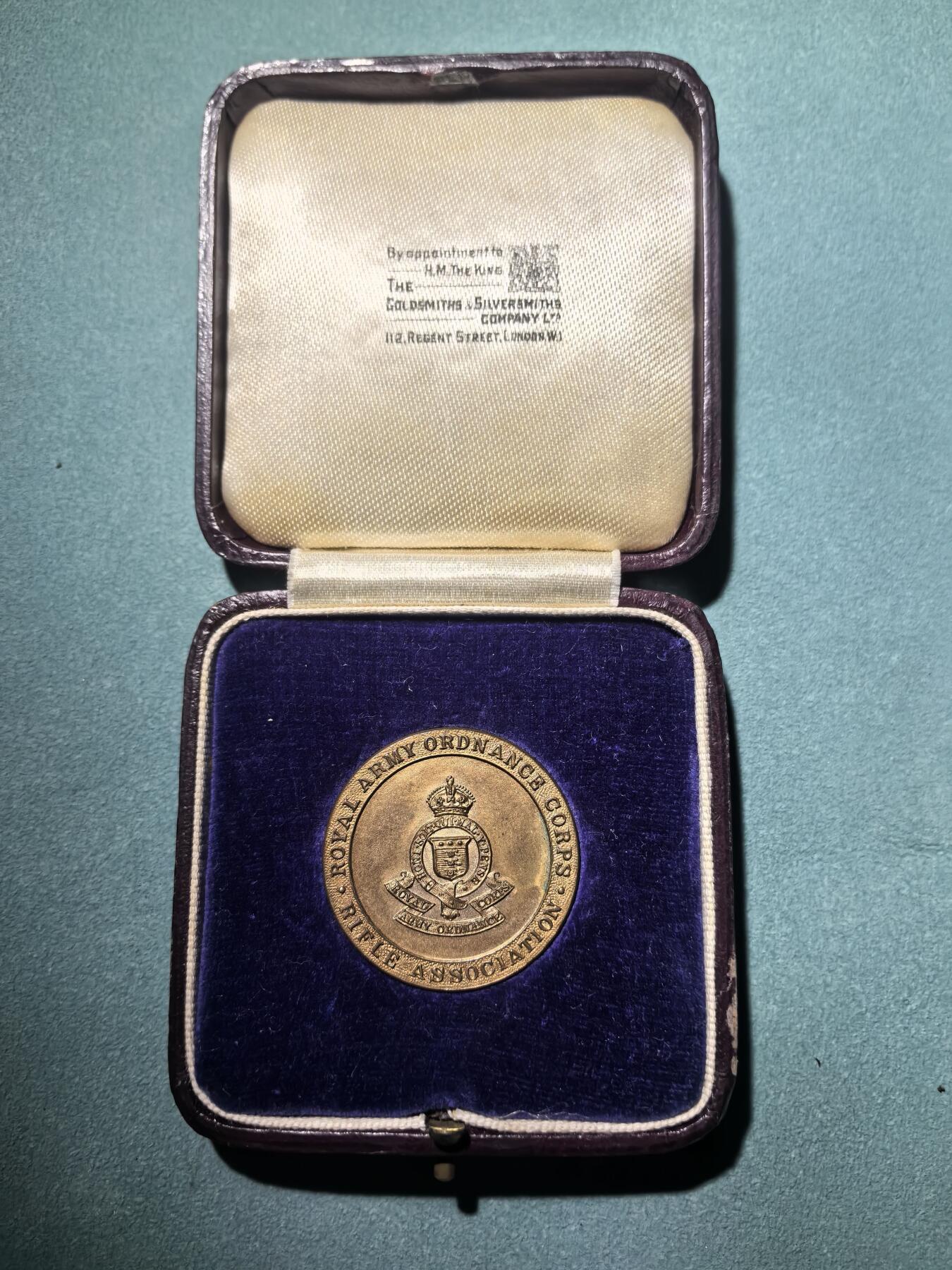 盛世勋华——号角文化勋章邮票专场拍卖第293期 英国皇家陆军军械团步枪协会纪念证章 原盒 带皇家认证金银匠公司厂标