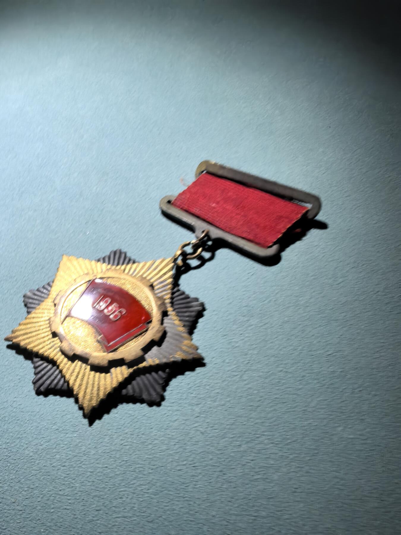 盛世勋华——号角文化勋章邮票专场拍卖第293期 上海市1956年先进生产工作者奖章 造型精美 品相极佳