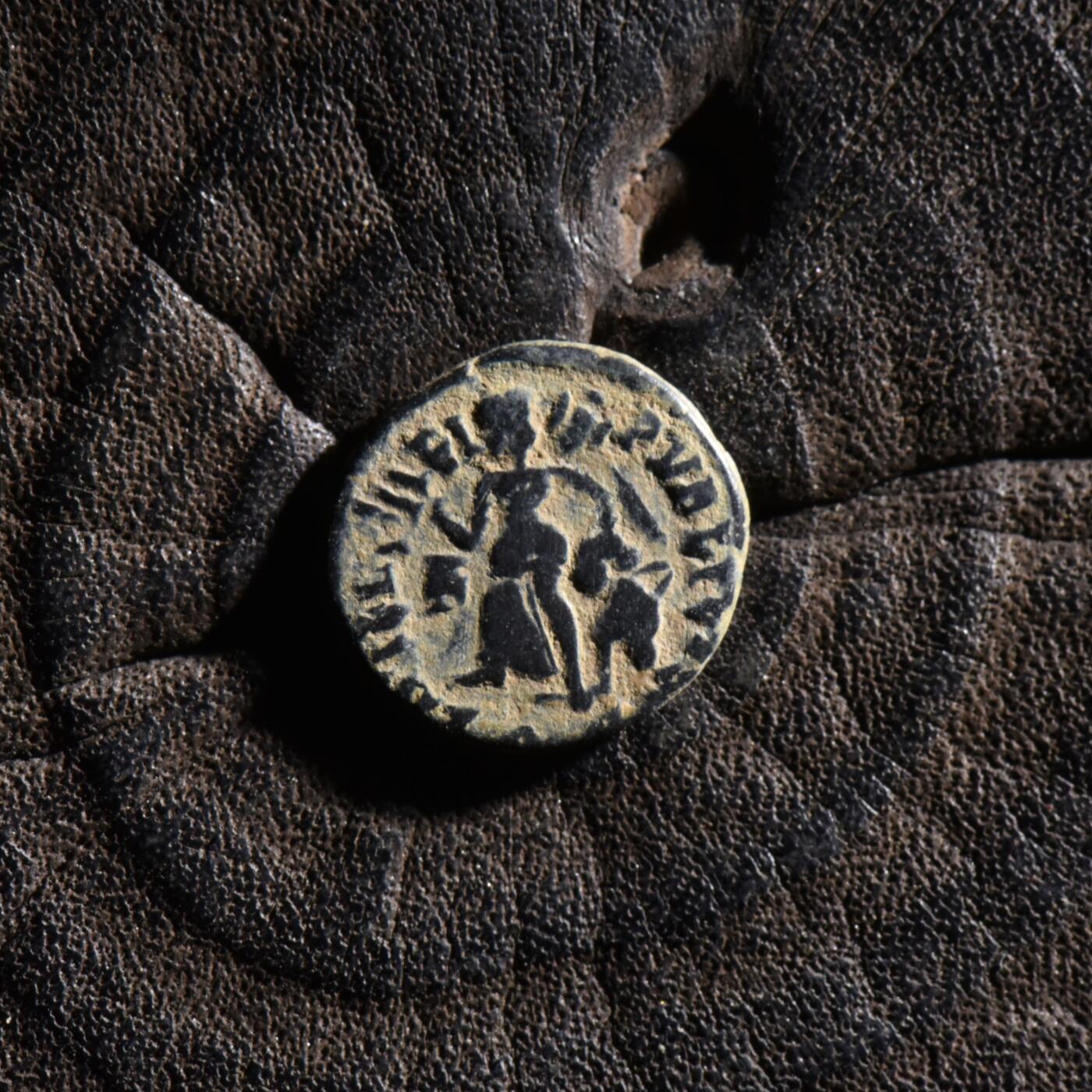 【良泉】【元旦直播场】1月1日晚19.30点开拍！208组西方古代钱币、日本朝鲜花钱 【微型】公元425-435年【古罗马】东罗马帝国，狄奥多西二世“胜利女神俘虏蛮族”铜币，1.28克