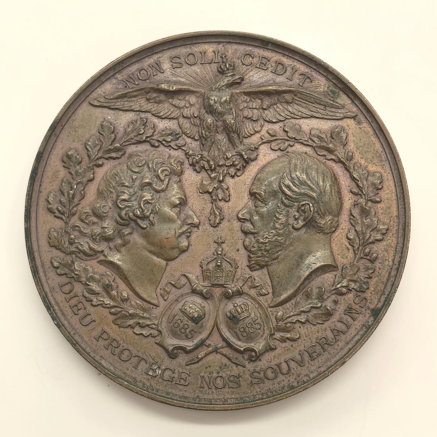 博洋堂世界钱币拍卖第151期（全场包邮） 德国普鲁士1885年纪念柏林法国教区成立200周年大铜章，60.8mm,106g,正面图案：花枝环绕下，弗里德里希大帝和威廉一世的侧像，在两顶加冕皇冠的衬托下，冠冕头鹰两翼张开，气势非凡。反面图案：波卢西亚女神手握剑和盾牌，守护着孩子们。精美的高浮雕铜章，极具收藏价值。