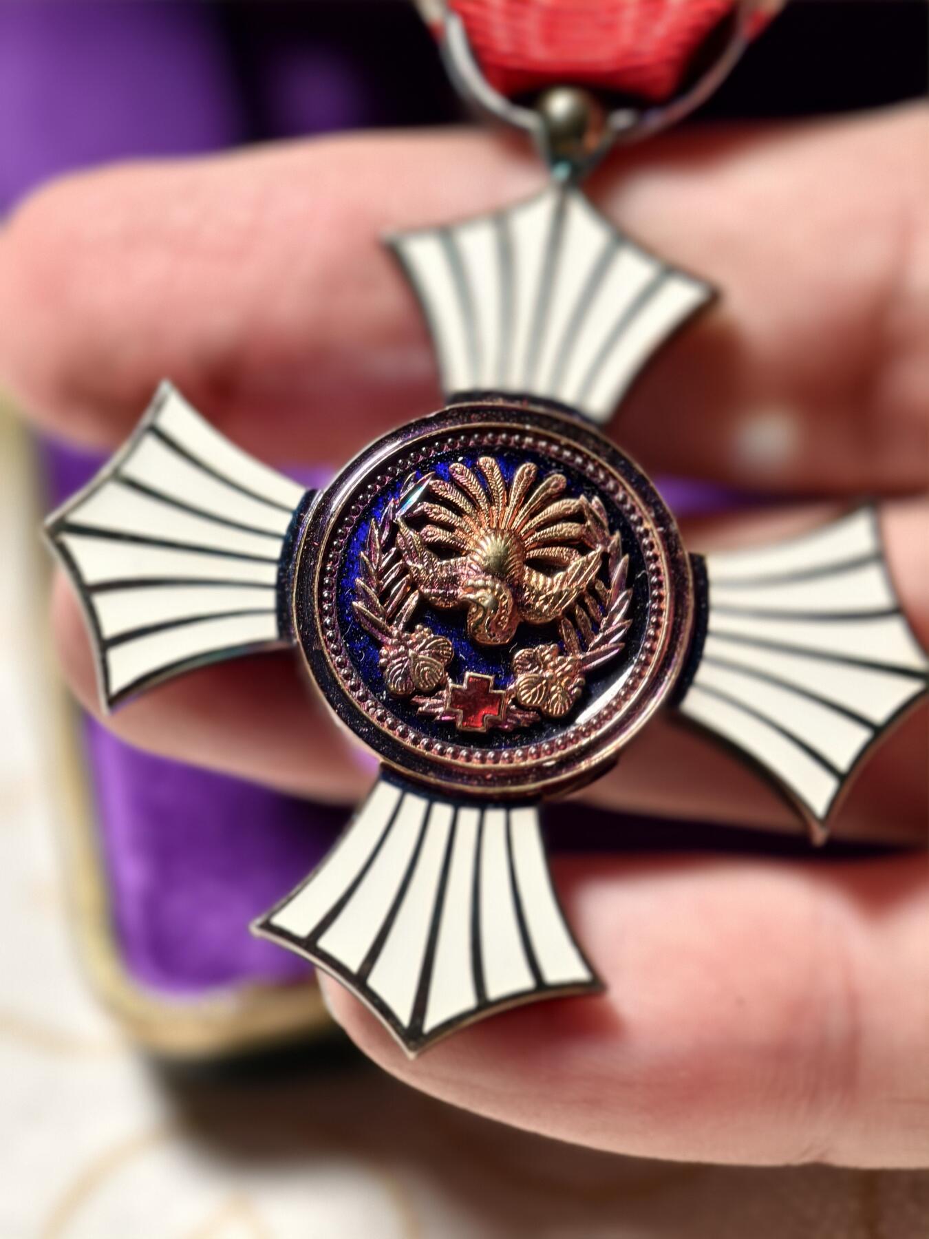 抚柳草堂-首期章牌钱币 限时免佣 满百包邮 放漏专场 赤十字金色有功章 银质七宝烧 工艺很好品相也很好 重33.9g