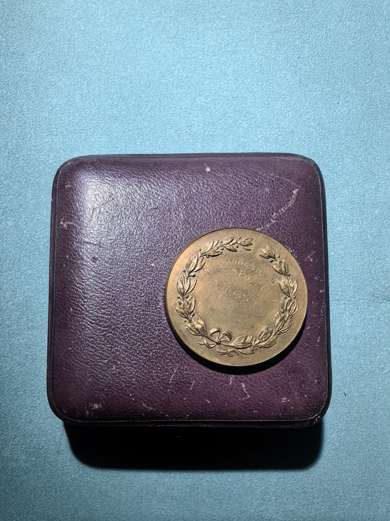 盛世勋华——号角文化勋章邮票专场拍卖第293期 英国皇家陆军军械团步枪协会纪念证章 原盒 带皇家认证金银匠公司厂标