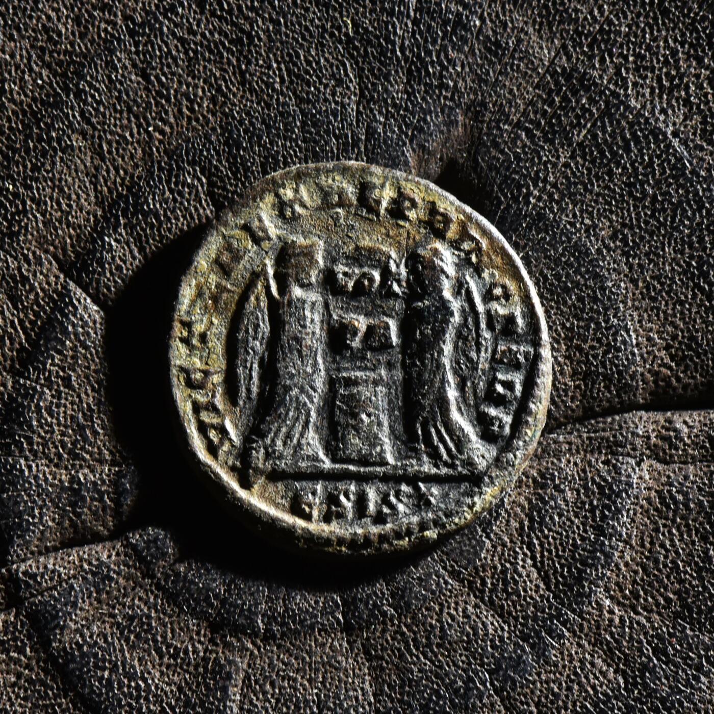 【良泉】【元旦直播场】1月1日晚19.30点开拍！208组西方古代钱币、日本朝鲜花钱 【罕见】公元 317-320 年【古罗马】李锡尼二世“双天使誓愿”富力铜币，2.61克