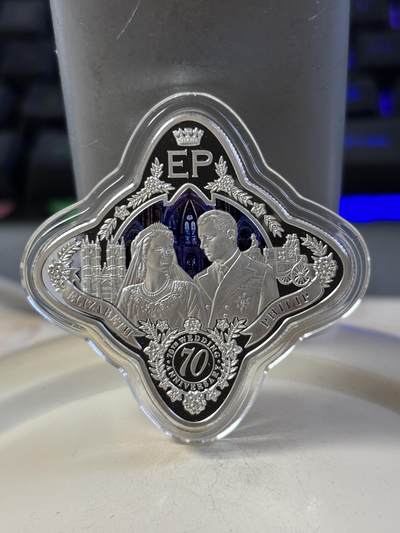 第185期拍卖 - 托克劳2017年皇室婚礼70周年异形纪念彩银币，999银，发行900枚