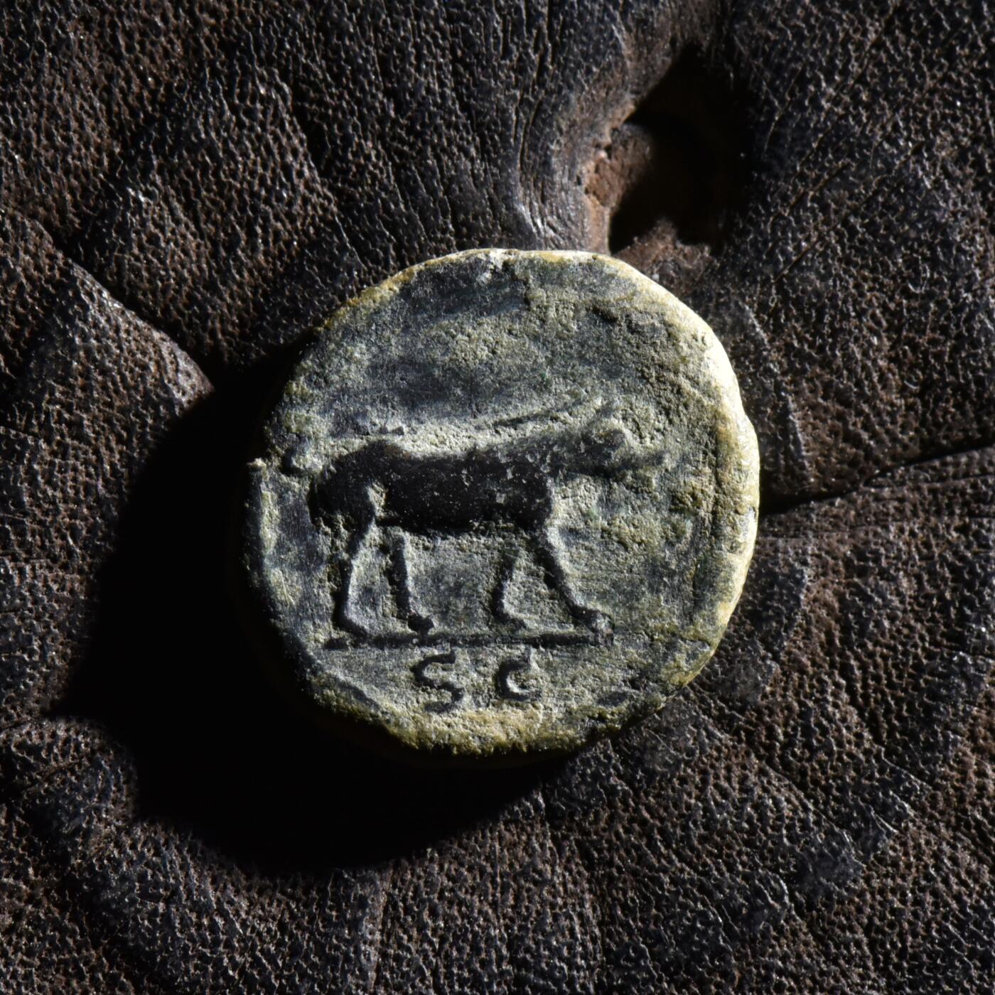 【良泉】【元旦直播场】1月1日晚19.30点开拍！208组西方古代钱币、日本朝鲜花钱 【少见】公元98-117年【古罗马】图拉真发行，正大力神“赫拉克勒斯”背“野猪”夸德兰（四分之一阿斯）铜币，2.84克