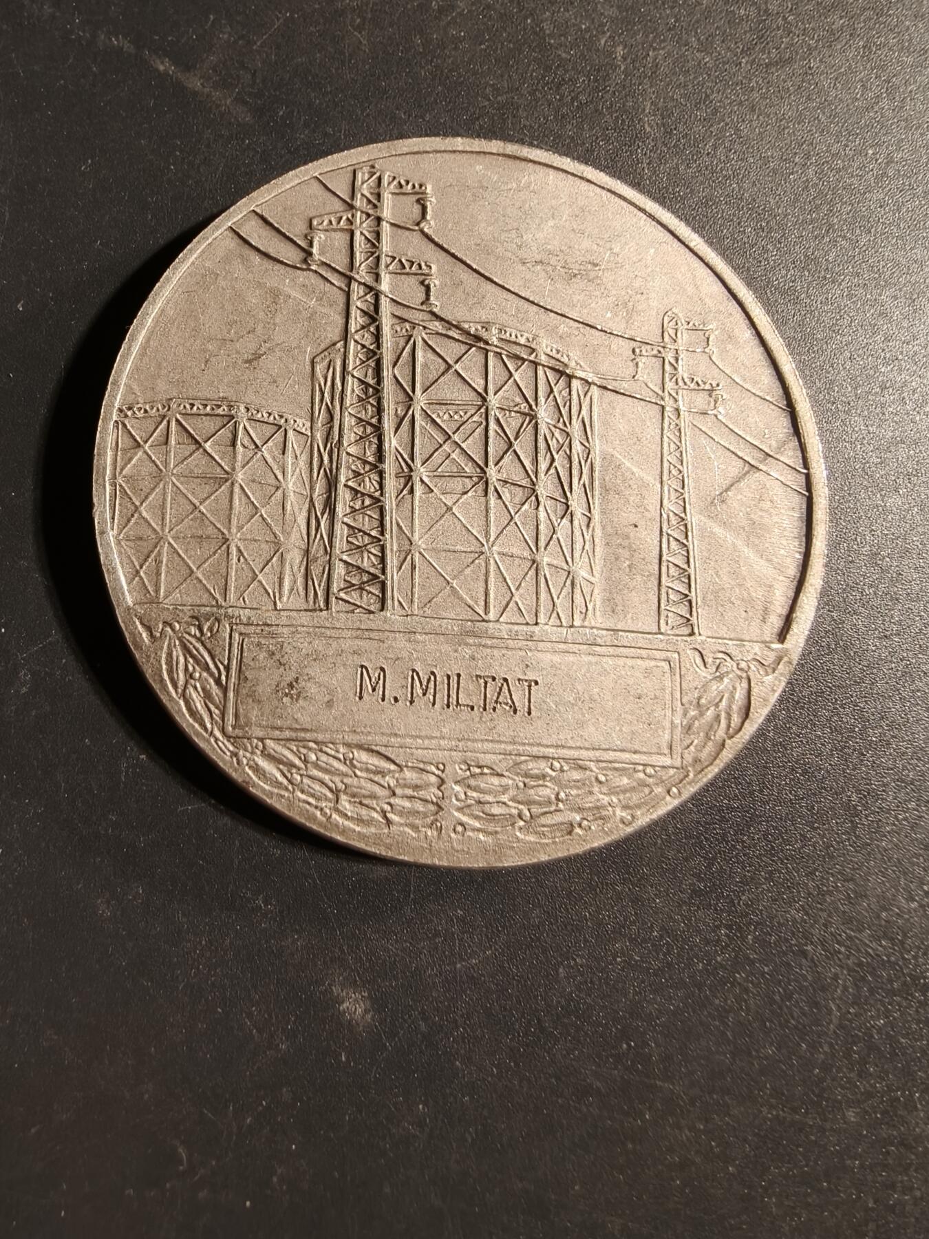 老王徽章第169期 法国电气公司镀银大铜章     大师Dropsy作品     直径54mm.    重量71.4g