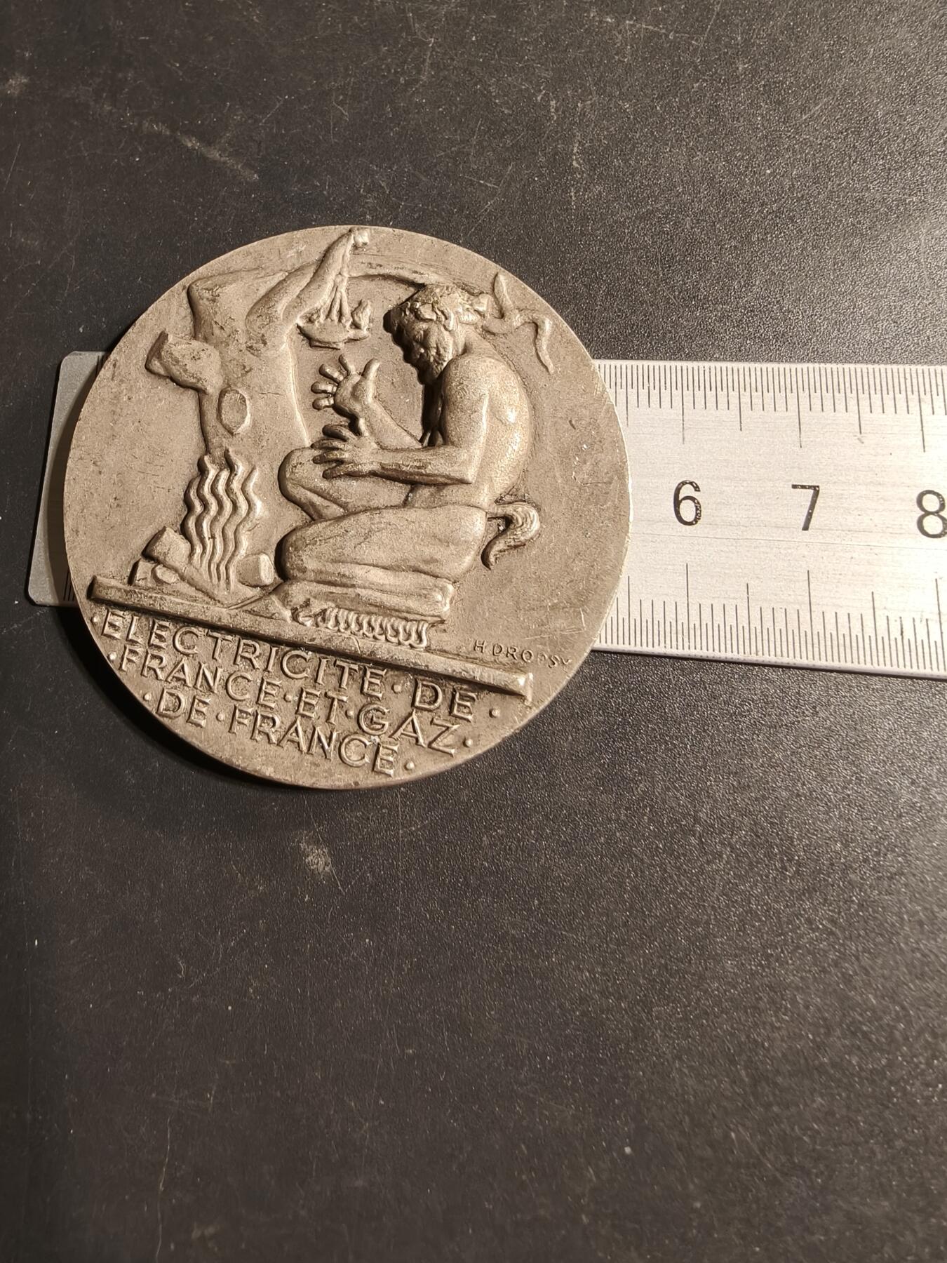 老王徽章第169期 法国电气公司镀银大铜章     大师Dropsy作品     直径54mm.    重量71.4g