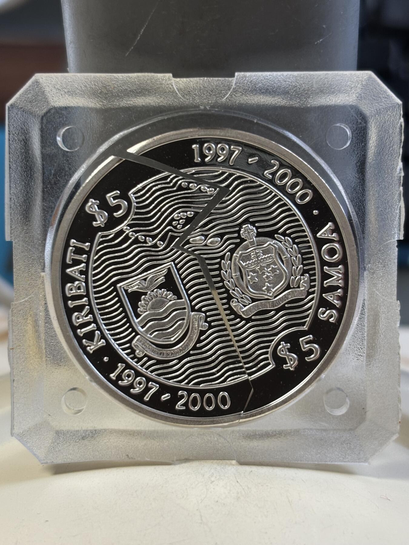 第185期拍卖 基里巴斯和萨摩亚1997-2000年千禧年分割纪念银币，925银，1盎司