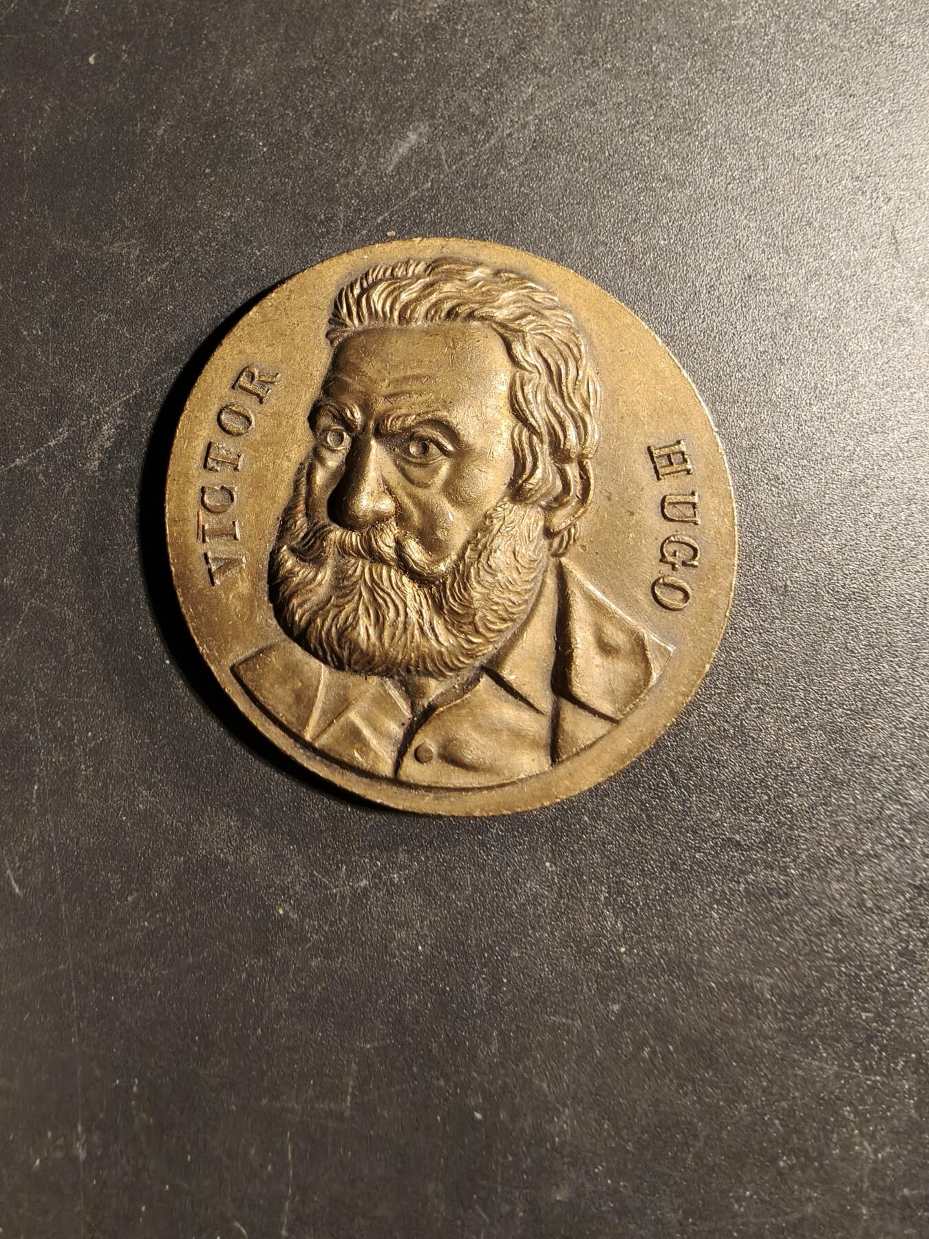 老王徽章第169期 法国著名作家维克多•雨果纪念章     直径39mm.   重量25g