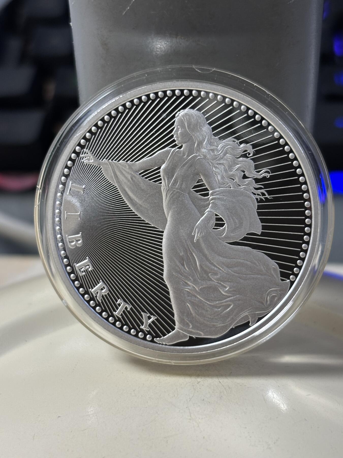 第185期拍卖 美国2022年加密货币女神神兽1盎司精制纪念银币，999银，发行1000枚
