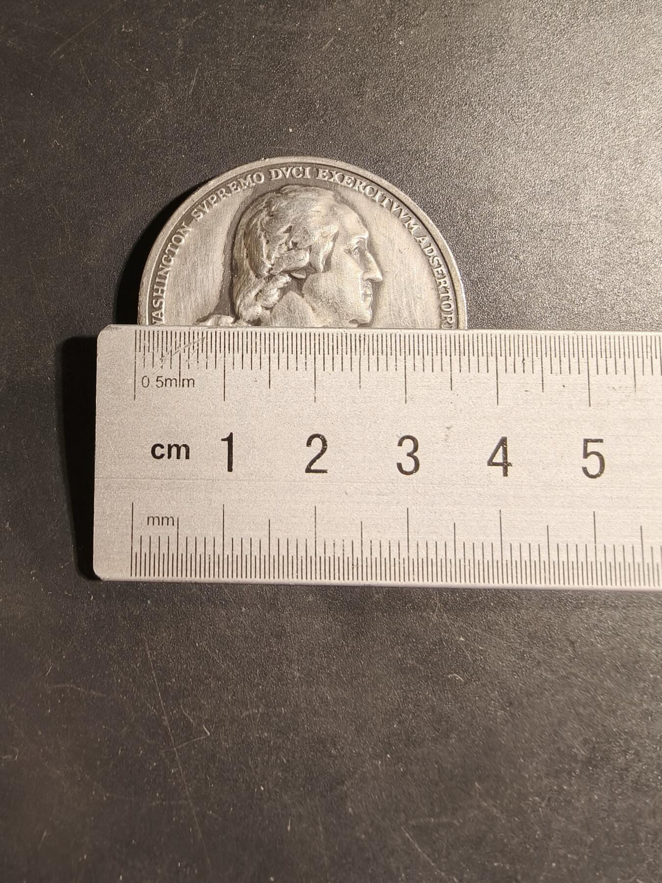 老王徽章第169期 美国“华盛顿在波士顿之前”纪念章      直径37mm.    重量21.3g     它是大陆会议授权制作的第一枚国会纪念章，用于表彰乔治·华盛顿将军在波士顿围城战役中取得的胜利 