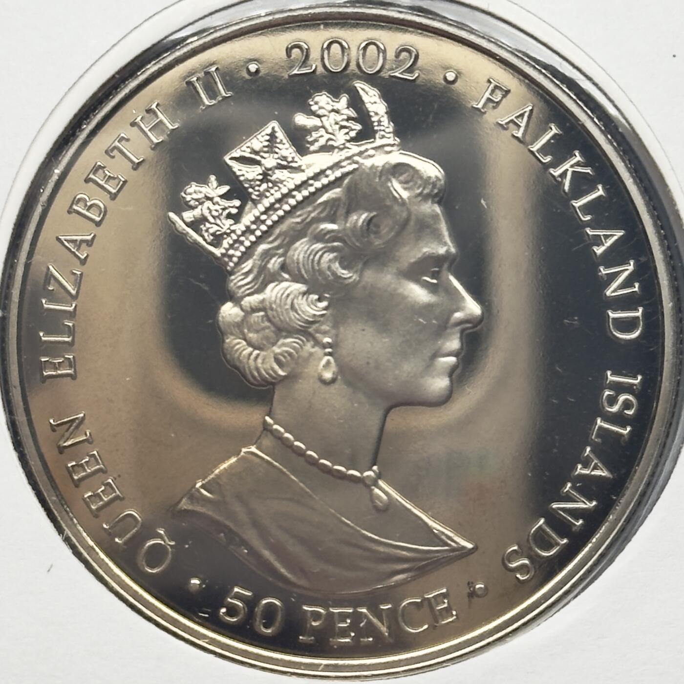 ＜小葵钱铺＞第67期·克朗币·银币场·满200包邮，不寄存·12月15日发货 〈邮币封〉福克兰群岛2002年女王金禧纪念·人群中的女王50便士克朗型纪念币