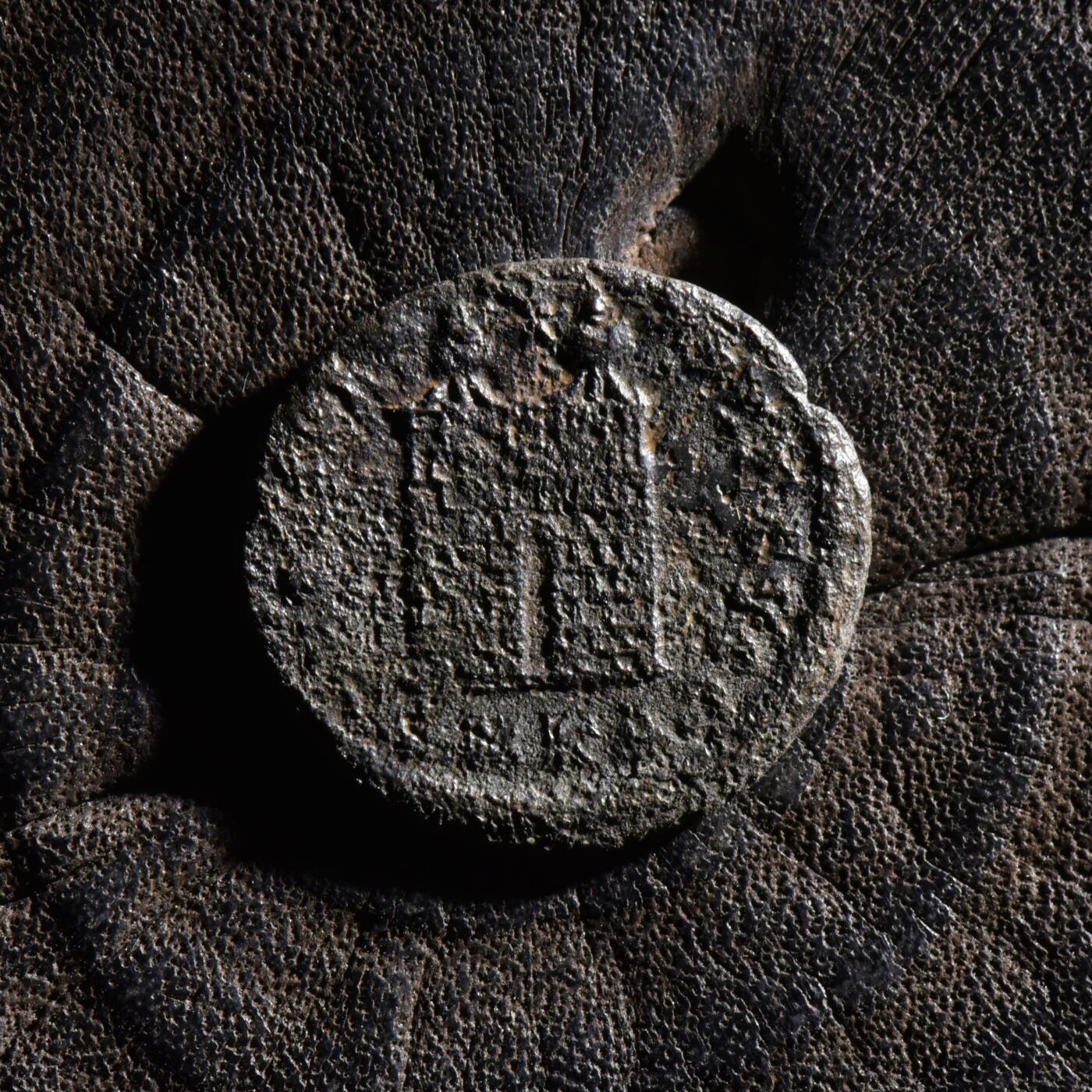 【良泉】【元旦直播场】1月1日晚19.30点开拍！208组西方古代钱币、日本朝鲜花钱 公元324-326年【古罗马】君士坦丁大帝“军塔营门”铜币，基齐库斯造币厂打制，2.26克