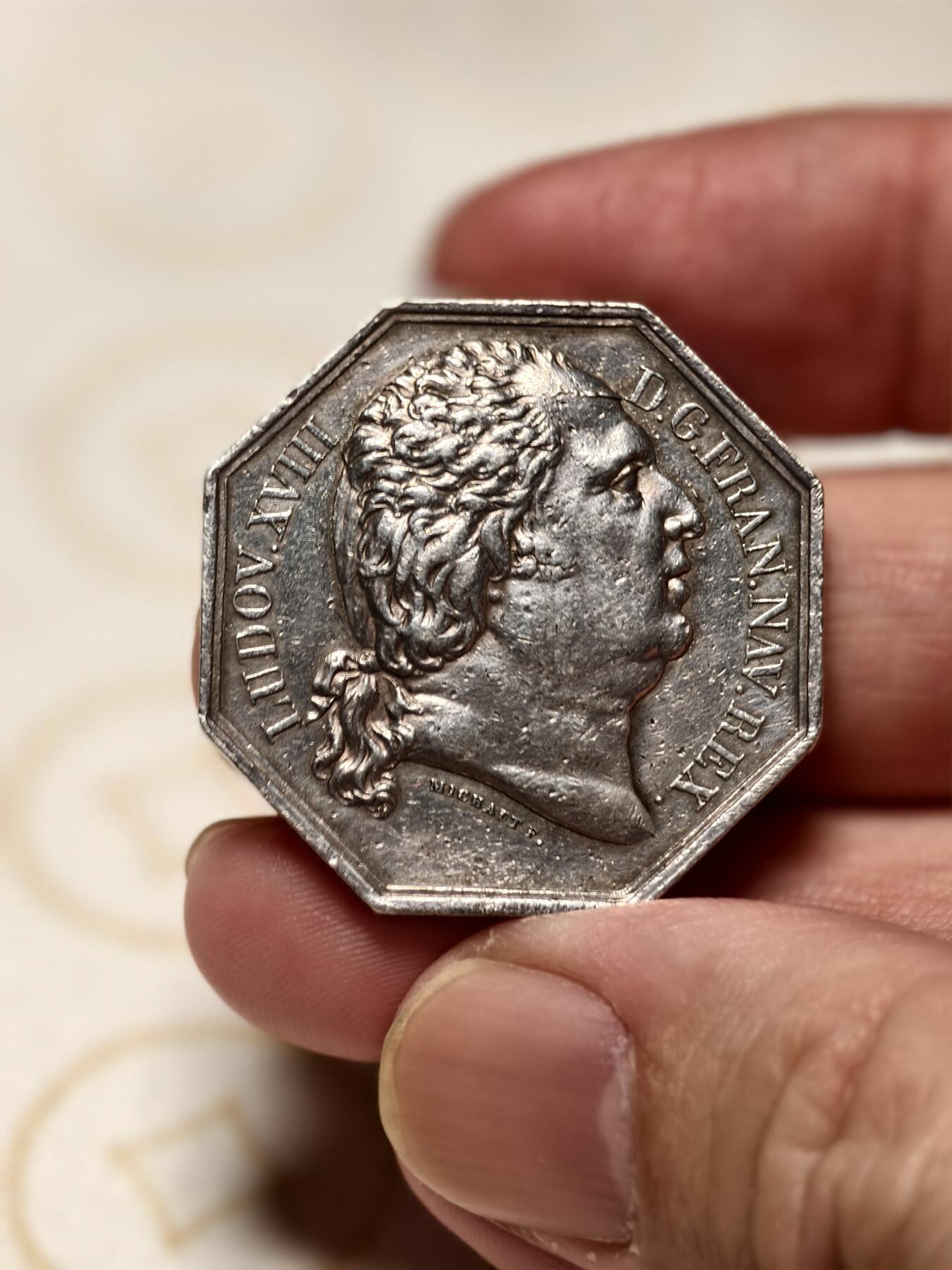 抚柳草堂-首期章牌钱币 限时免佣 满百包邮 放漏专场 法国路易十八银质八角形代币 早期光边原铸造 公博ms61开放盒