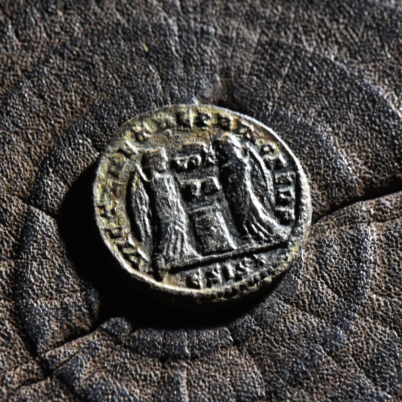 【良泉】【元旦直播场】1月1日晚19.30点开拍！208组西方古代钱币、日本朝鲜花钱 【罕见】公元 317-320 年【古罗马】李锡尼二世“双天使誓愿”富力铜币，2.61克