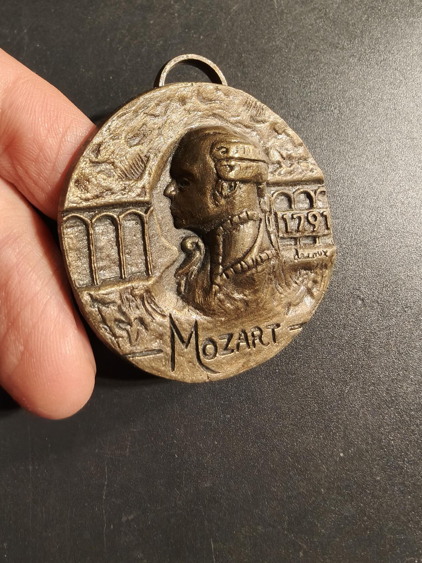 老王徽章第169期 法国1991年第16届巴黎-凡尔赛长跑比赛铜奖者    这项比赛，也被称为“经典长跑”，每年在巴黎和凡尔赛之间举行，全程约16公里。 该奖章正面纪念了著名作曲家莫扎特逝世200周年     直径50mm.     重量42.7g