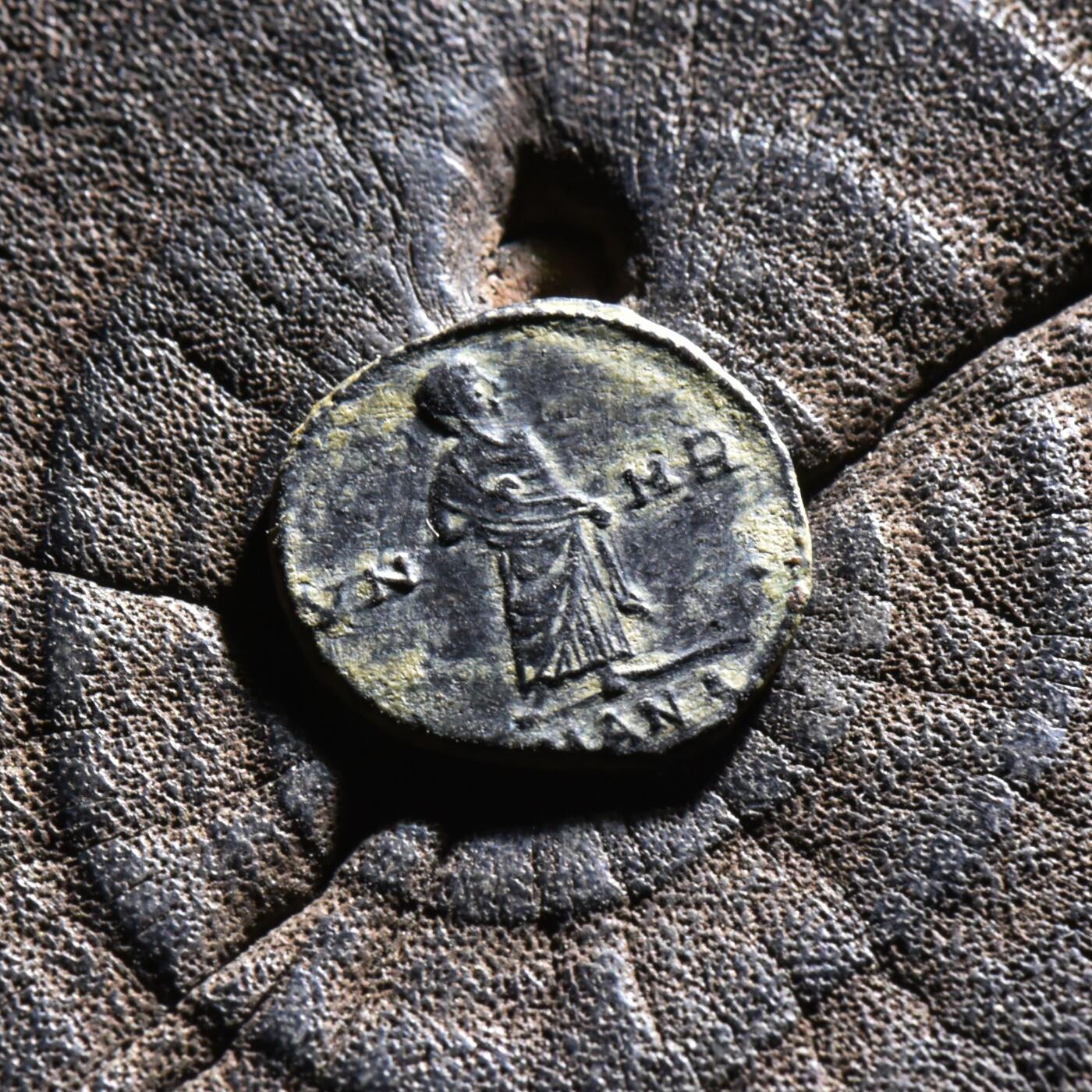 【良泉】【元旦直播场】1月1日晚19.30点开拍！208组西方古代钱币、日本朝鲜花钱 【美品】公元347-348年【古罗马】君士坦丁大帝“站像版”追思币，安条克造币厂，1.49克