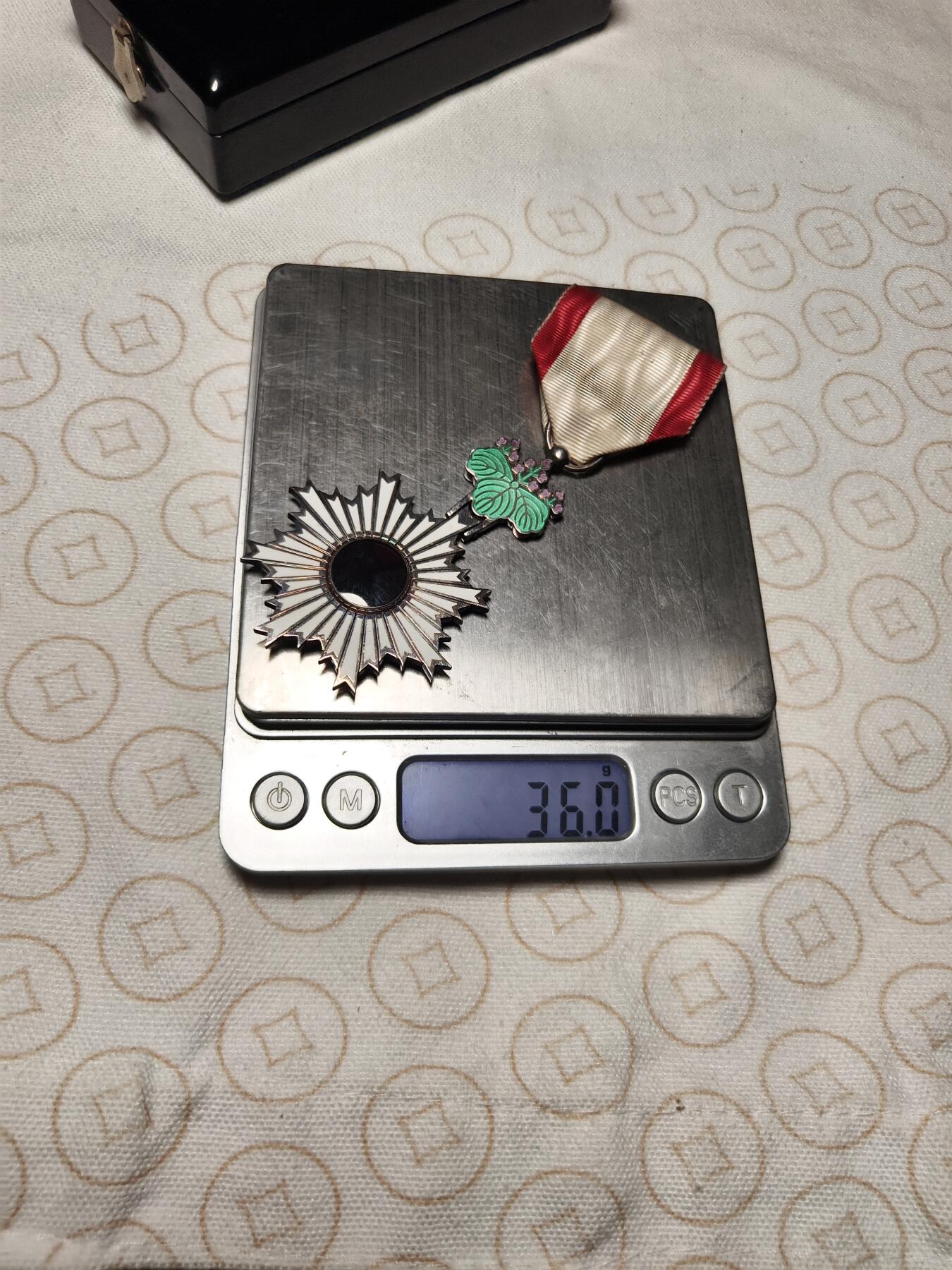 抚柳草堂-首期章牌钱币 限时免佣 满百包邮 放漏专场 勋六等单光旭日章 原盒好品银质珐琅完美 重36g