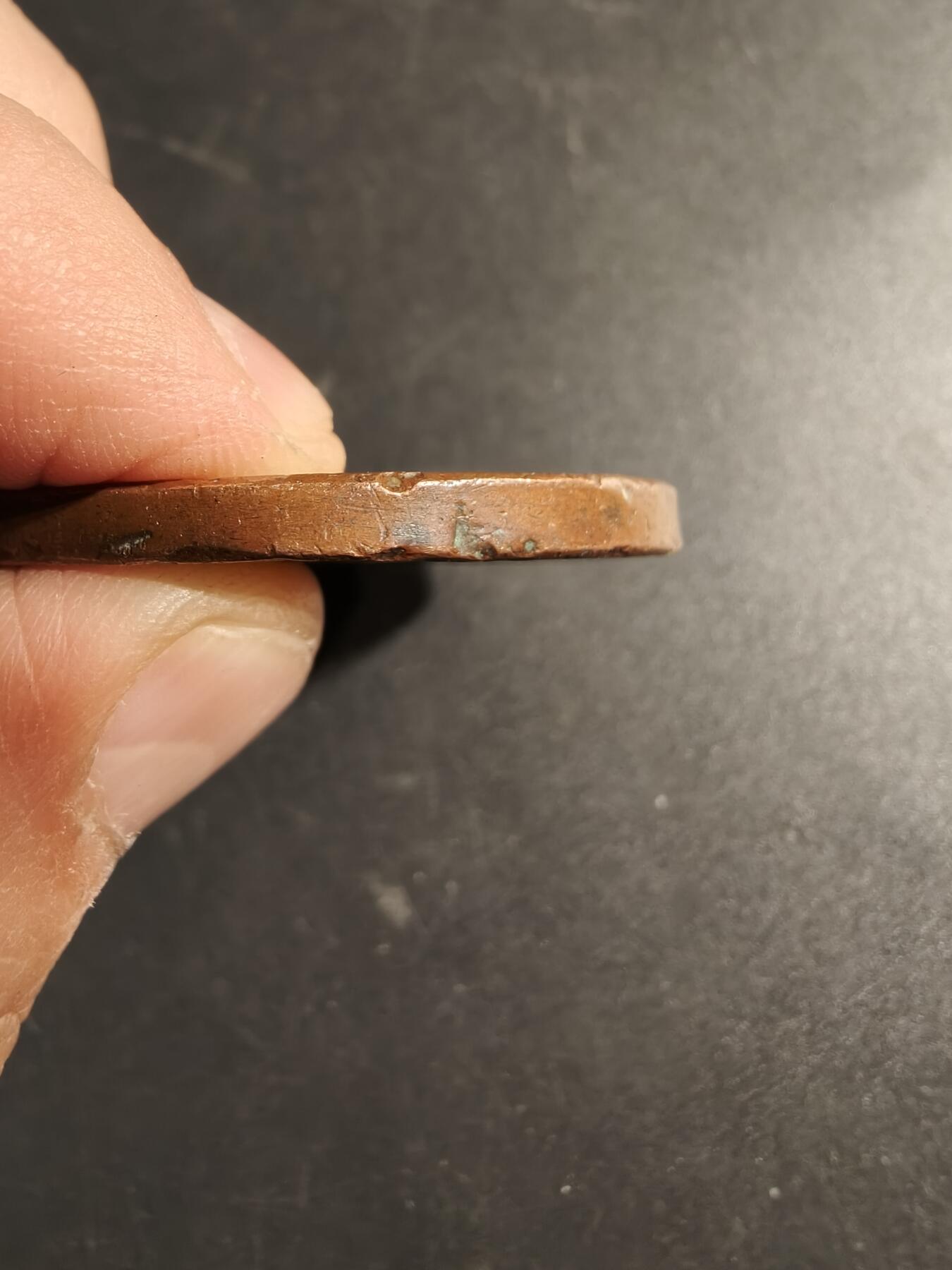 老王徽章第169期 法国1784年海军上将皮埃尔·安德烈·德·苏弗朗·德·圣特罗佩印度洋战胜英军大铜章    背面纪念了苏弗朗在印度洋战役中的关键成就，包括在开普敦抵御英军入侵、攻占亭可马里以及解放古德洛尔等，这些胜利巩固了法国在印度的地位      直径50mm.   重量55.3g 