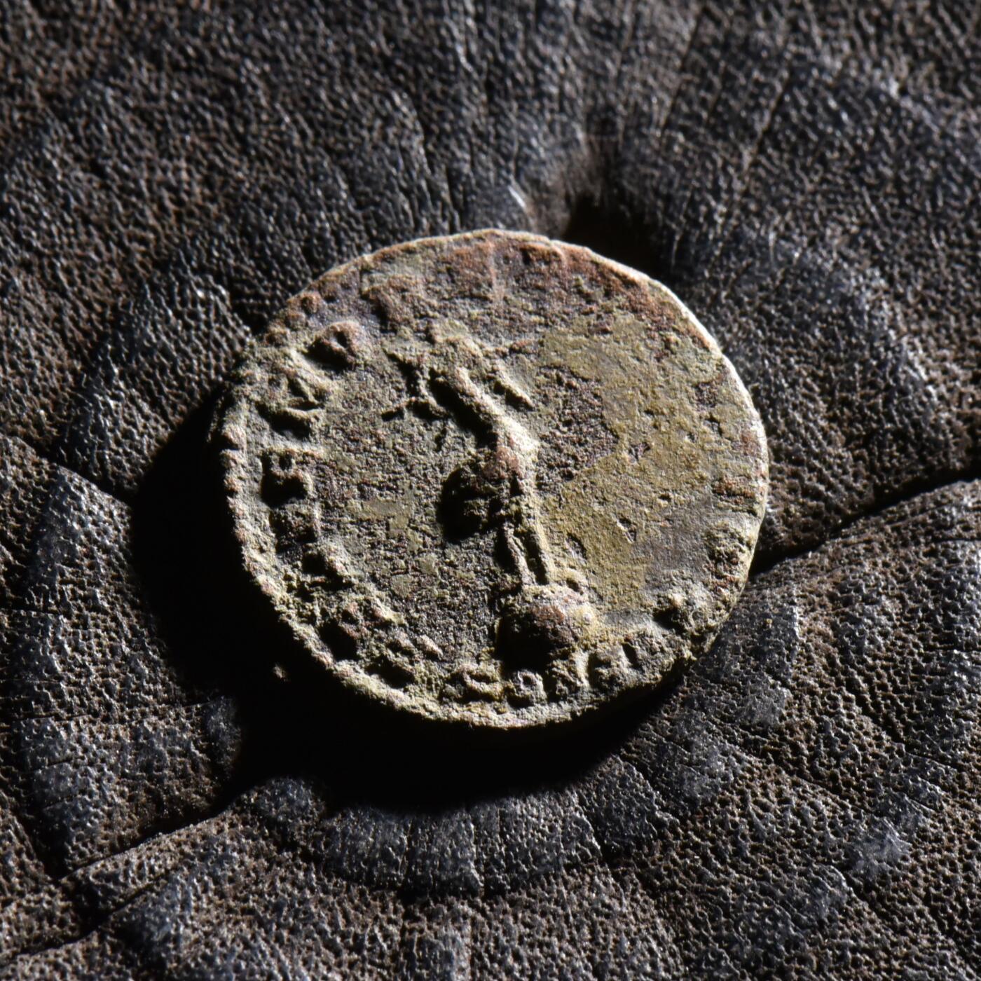 【良泉】【元旦直播场】1月1日晚19.30点开拍！208组西方古代钱币、日本朝鲜花钱 【罕见】公元348-350年【古罗马】君士坦提乌斯二世，“凤凰”铜币，2.21克