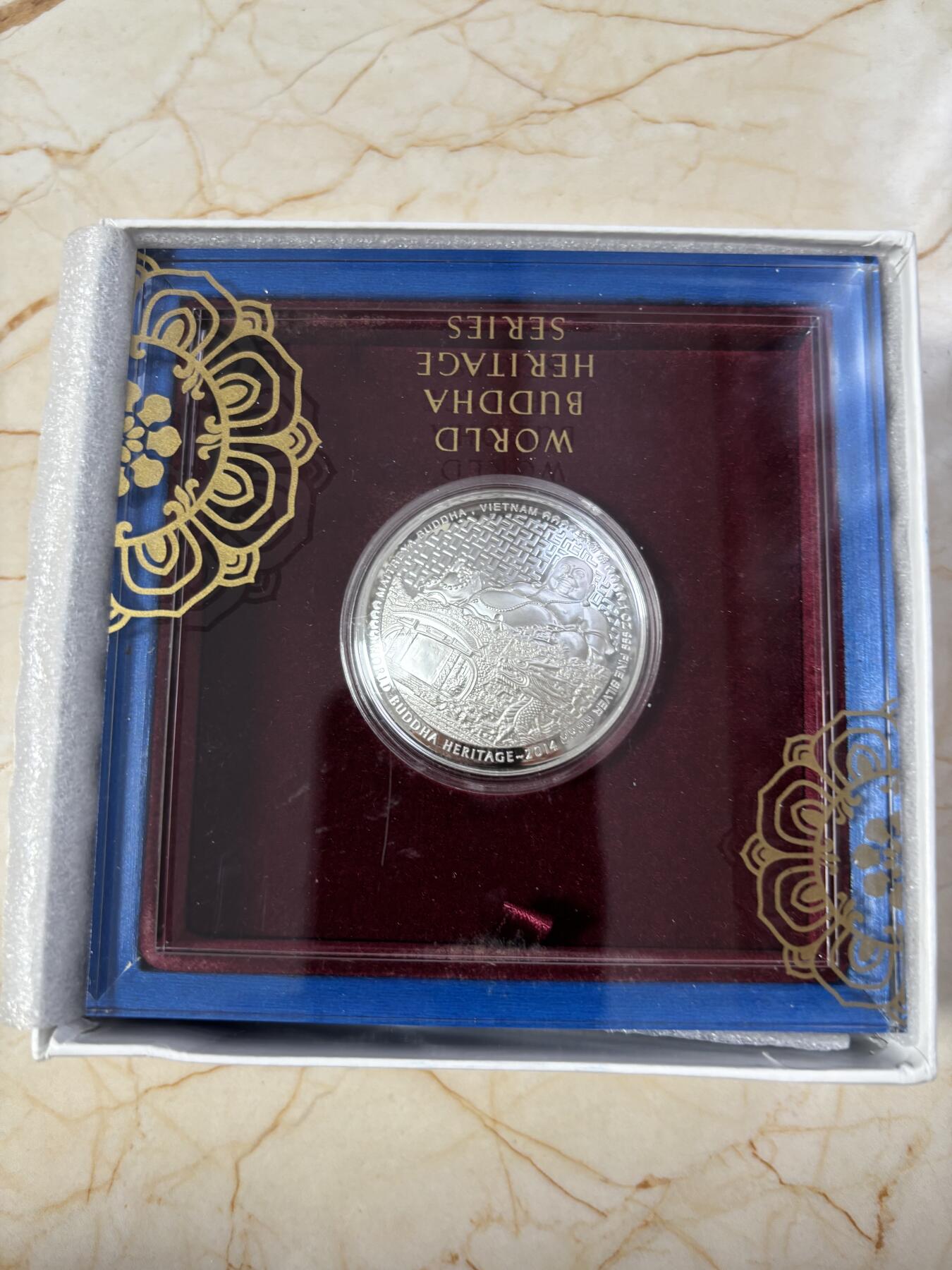 第185期拍卖 不丹2014年世界佛教-越南弥勒佛凹凸曲面1盎司彩色精制纪念银币 ，999银，发行量10000枚，新加坡造币厂首枚也是唯一的1枚凹凸双曲面纪念银币