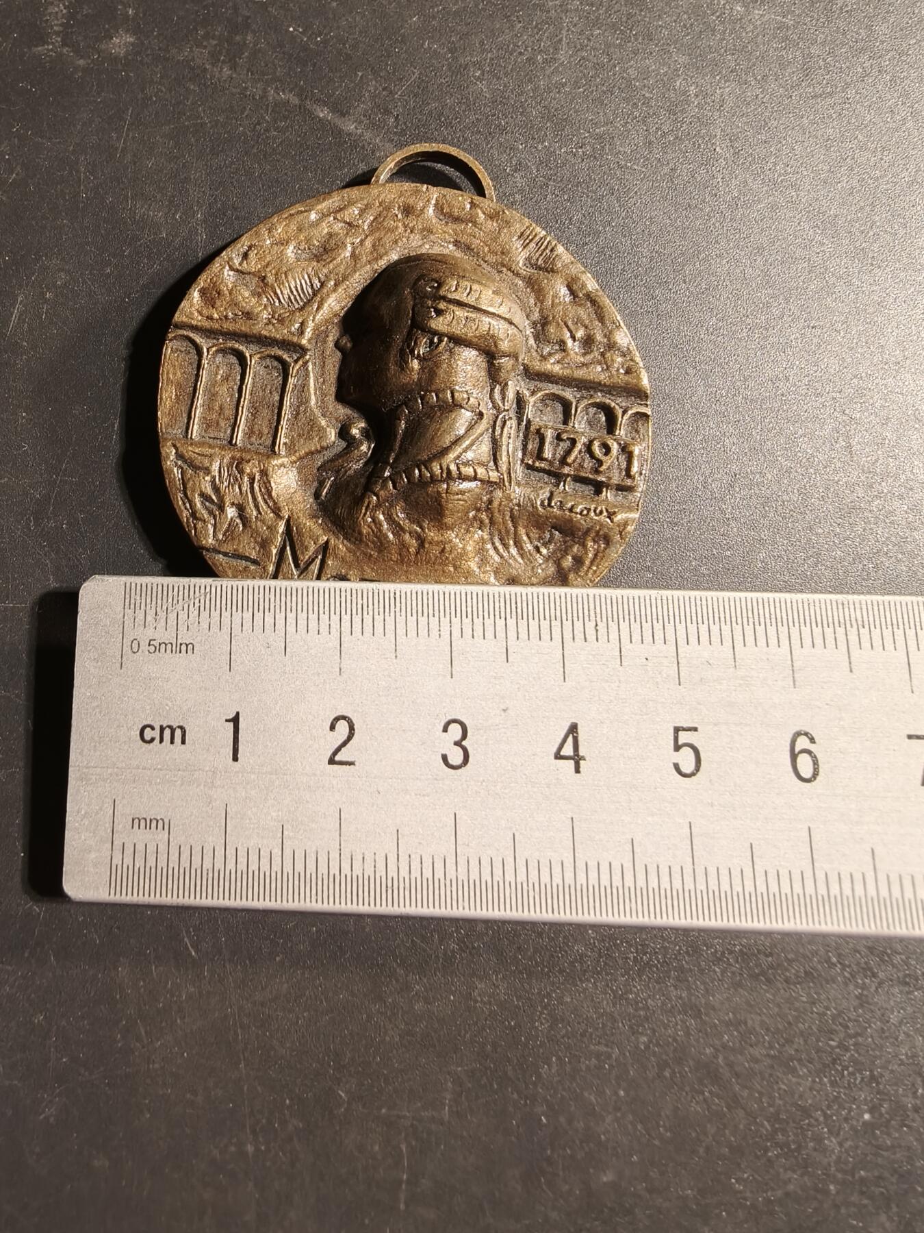 老王徽章第169期 法国1991年第16届巴黎-凡尔赛长跑比赛铜奖者    这项比赛，也被称为“经典长跑”，每年在巴黎和凡尔赛之间举行，全程约16公里。 该奖章正面纪念了著名作曲家莫扎特逝世200周年     直径50mm.     重量42.7g