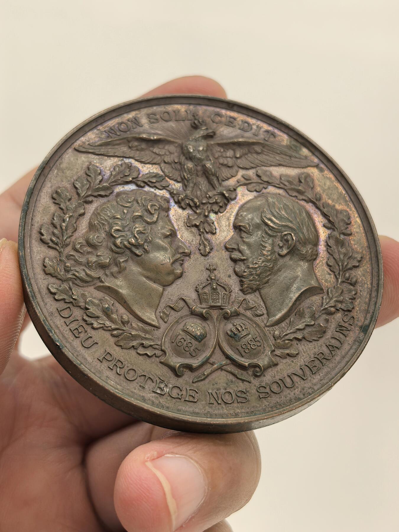 博洋堂世界钱币拍卖第151期（全场包邮） 德国普鲁士1885年纪念柏林法国教区成立200周年大铜章，60.8mm,106g,正面图案：花枝环绕下，弗里德里希大帝和威廉一世的侧像，在两顶加冕皇冠的衬托下，冠冕头鹰两翼张开，气势非凡。反面图案：波卢西亚女神手握剑和盾牌，守护着孩子们。精美的高浮雕铜章，极具收藏价值。