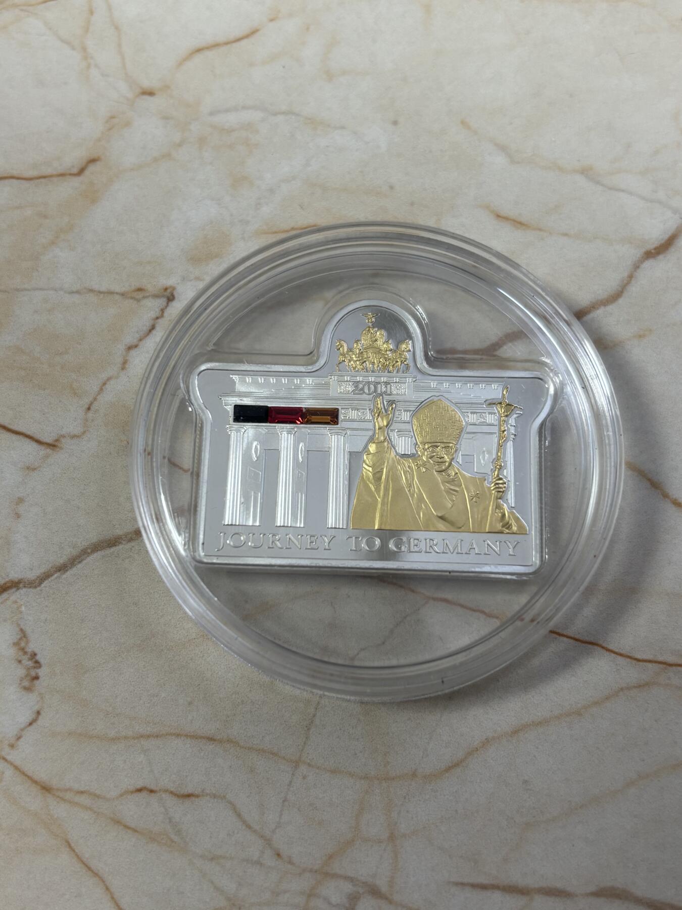 第185期拍卖 库克2011年教皇访问德国异形镶嵌水晶镀金银币，925银，25克，发行5000枚