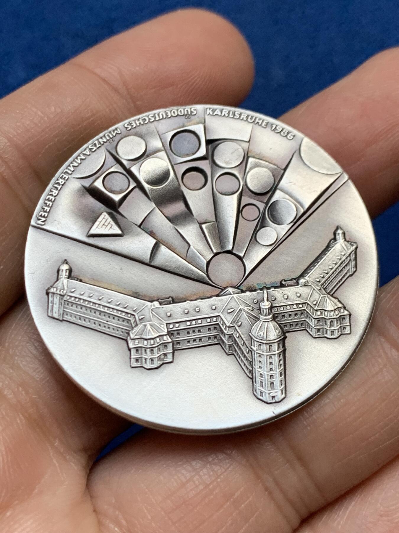 《竞宝斋》第447场 周日，周一，2场连拍 （全场包邮） 德国巴登地区货币历史纪念纯银银章 该章上环绕着多枚小型仿古钱币浮雕，这些是历史上巴登地区流通的货币样式，展示了该地区货币发展的多样性与历史脉络。35.3克，40.2mm，带边铭，双面高浮雕。