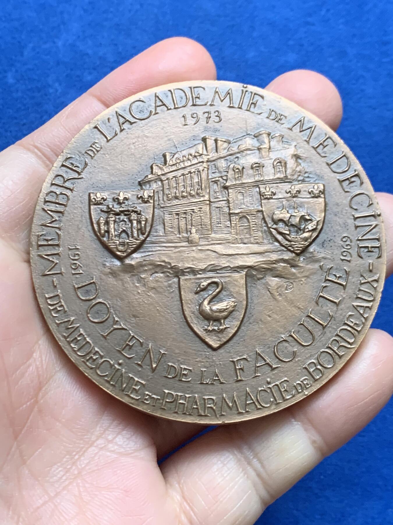 《竞宝斋》第447场 周日，周一，2场连拍 （全场包邮） 法国波尔多大学医学院名人铜章 175.6克 67.5mm 1974 丰饶角铜标 超高浮雕工艺