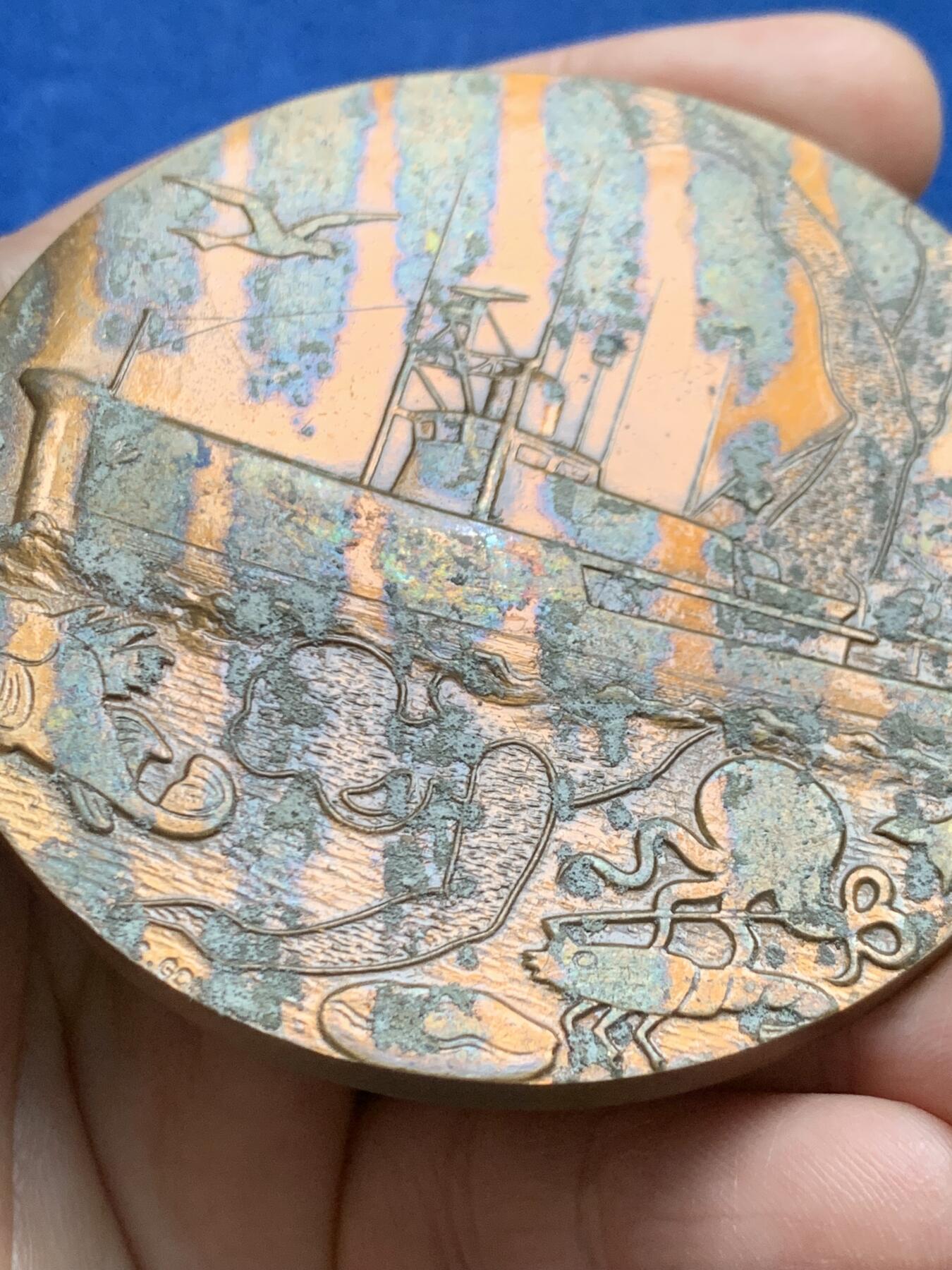 《竞宝斋》第447场 周日，周一，2场连拍 （全场包邮） 法国环保主题大铜章，直径72MM，193.4g ，丰饶角铜标，品相如图。背面有粘连痕迹