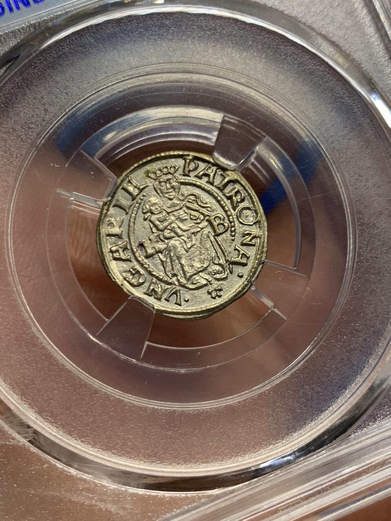 《竞宝斋》第447场 周日，周一，2场连拍 （全场包邮） 匈牙利 1539年 1第纳尔 银币 经典圣母抱婴图案 400多年前的银币 保存至今几乎完好无损 细节品相一流 少见品种