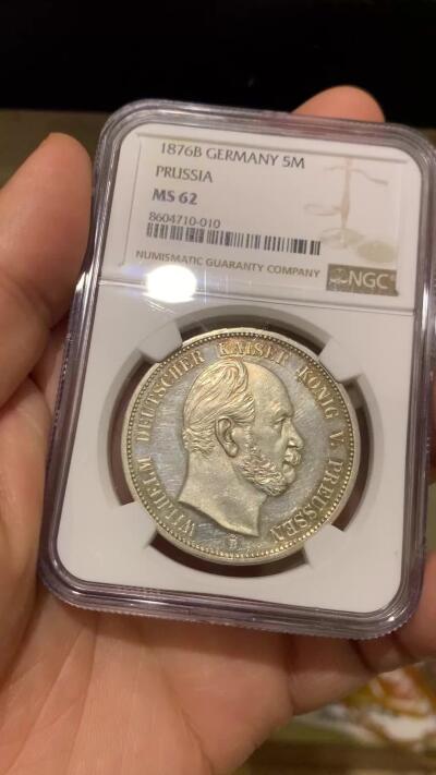 《竞宝斋》第447场 周日，周一，2场连拍 （全场包邮） NGC MS62  德国 1876年B版 普鲁士威廉一世短翅5马克  PL底板 加上淡金的包浆 更为难得